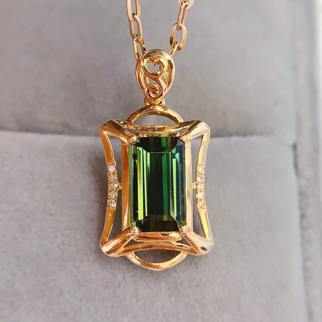14k Gold 2.3 Ct Natural Tourmaline & Diamond Pendant( Without Chain ): Ref:231092103 // gold content:14k gold // main gemstone:tourmaline // shape:octagonal // carat weight:2. 3ct // color:green // treatment:natural // // adjacent gemstone 2 : diamond // number of