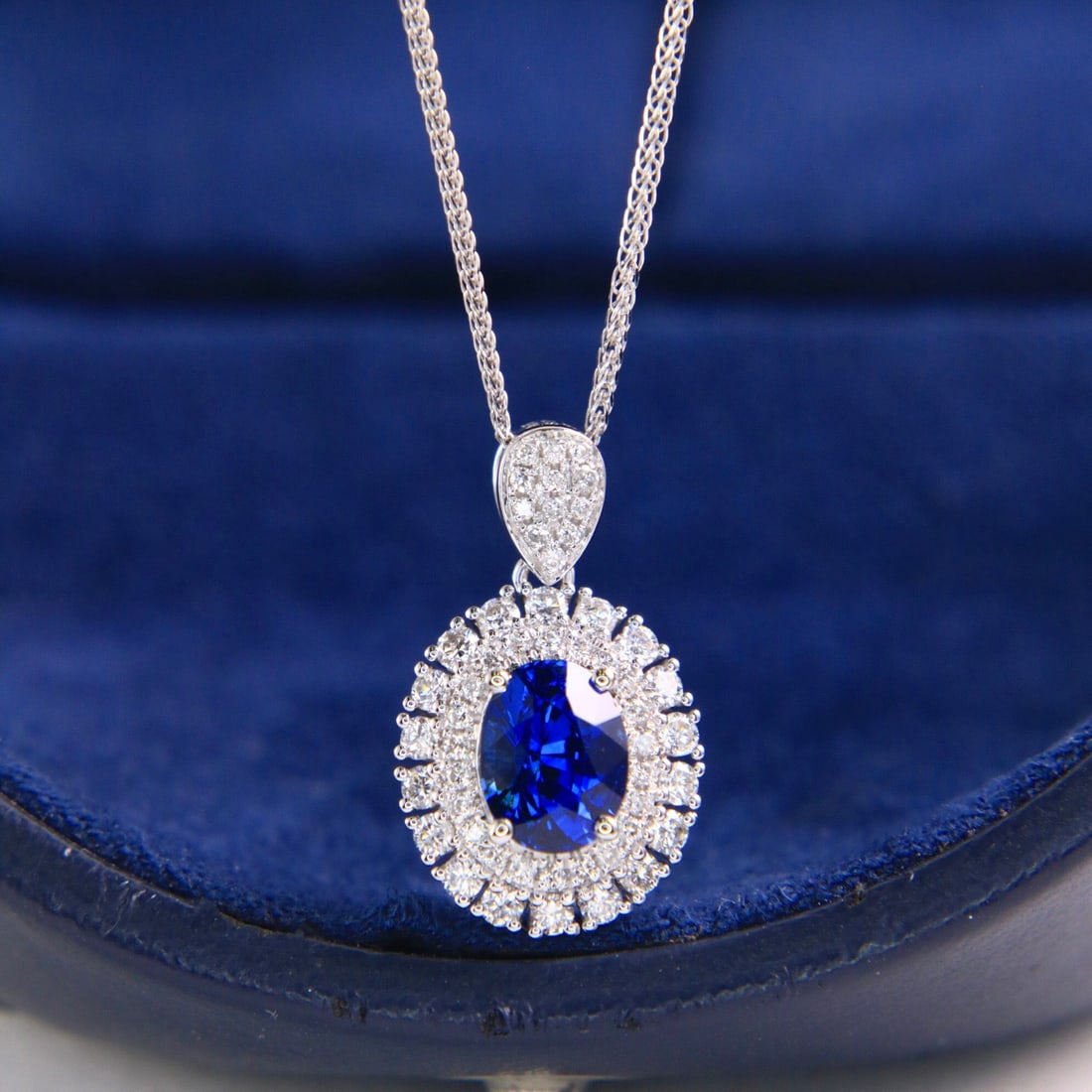 14k Gold 1.41 Ctw Natural Sapphire & Diamond Pendant( Without Chain ): Ref:231092104 // gold content:14k gold // main gemstone:sapphire // shape:oval // carat weight:1. 07ct // color:royal blue // treatment:natural // // adjacent gemstone 2 : diamond // shape:round //