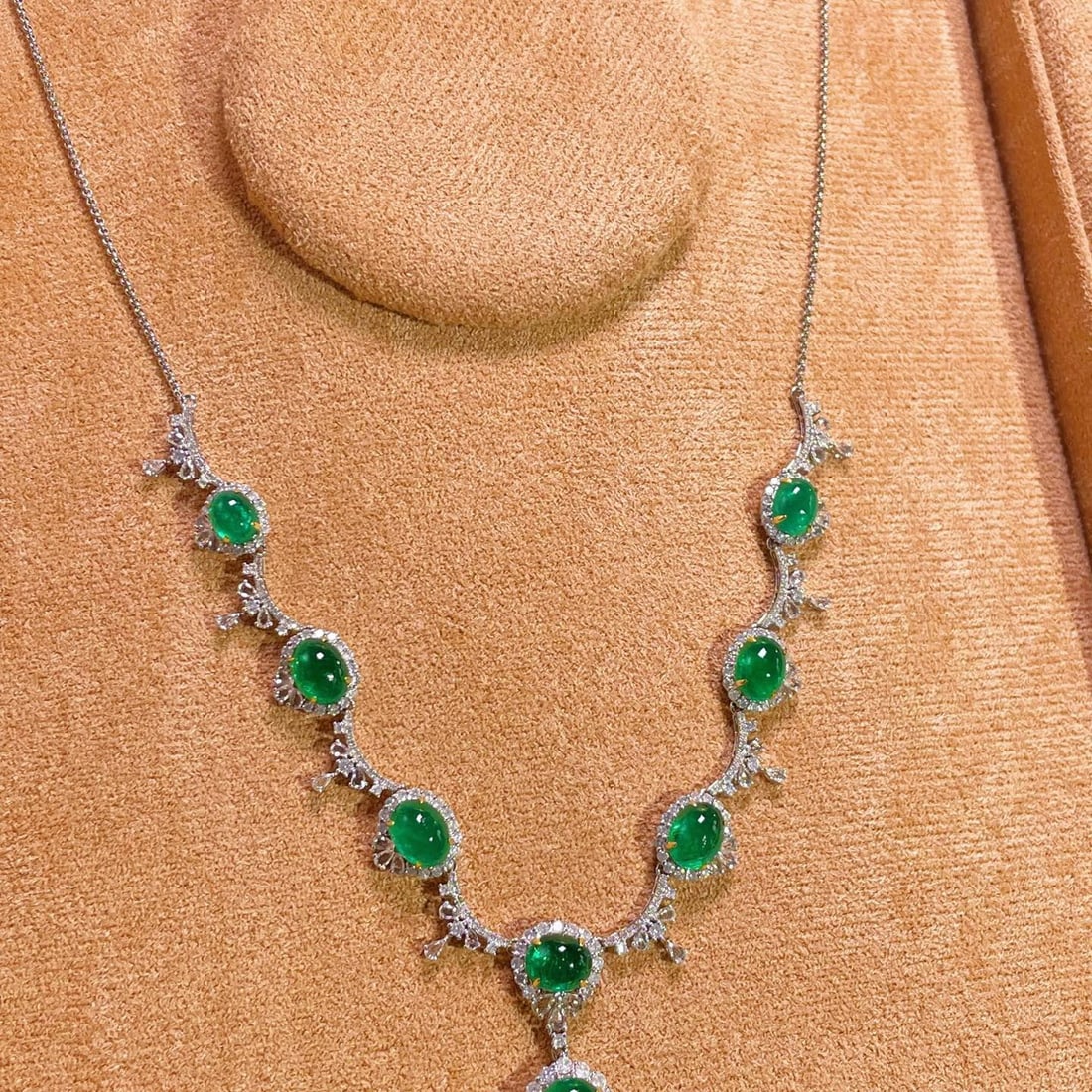 14k Gold 15.5 Ctw Vivid Green Natural Emerald & Diamond Necklace: Ref:231092113 // gold content:14k gold // main gemstone:emerald // shape:oval // carat weight:13. 5ct // color:vivid green // treatment:natural // // adjacent gemstone 2 : diamond // shape:round // ca