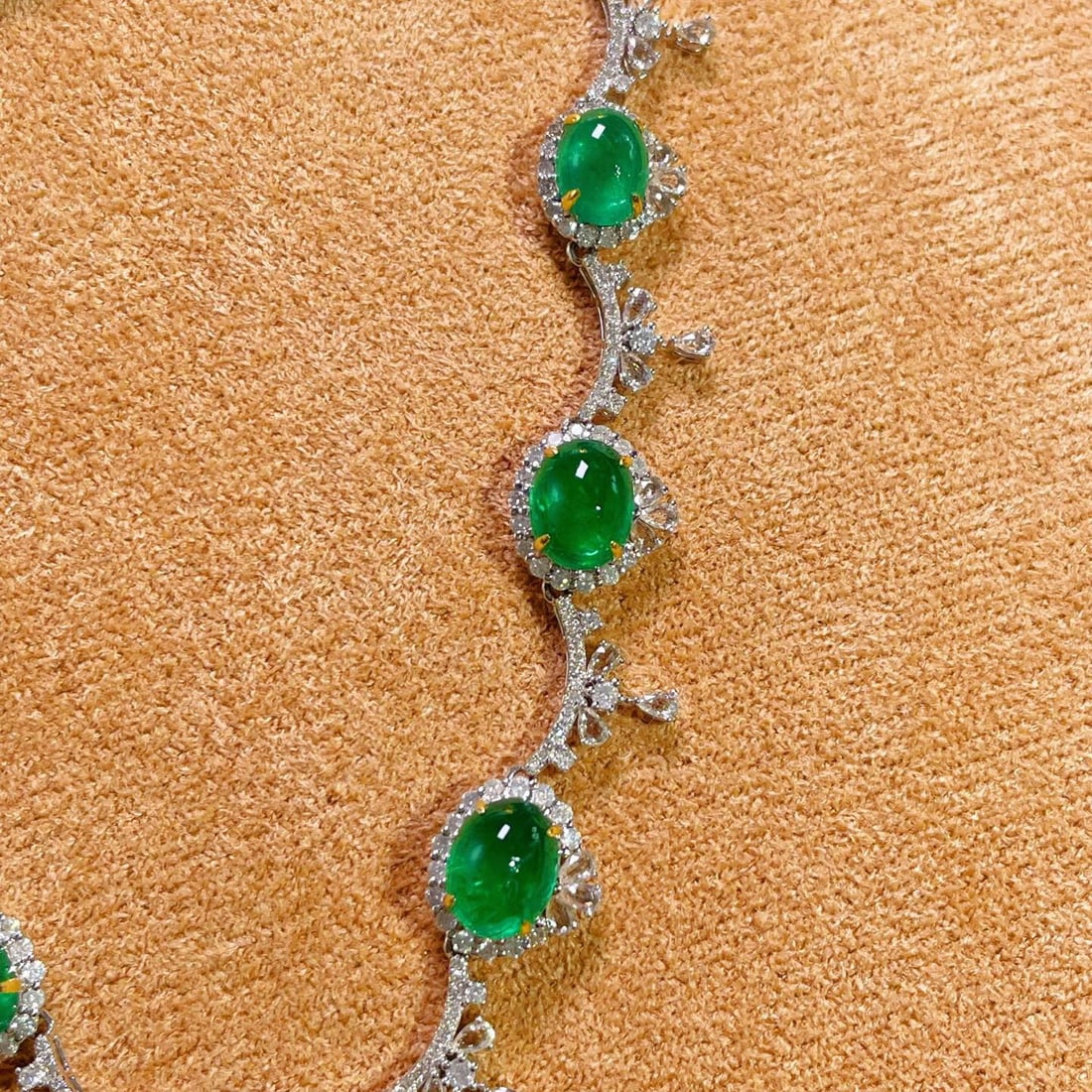 14k Gold 15.5 Ctw Vivid Green Natural Emerald & Diamond Necklace - 4