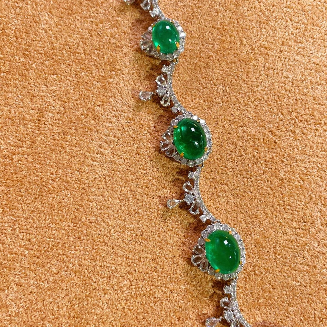 14k Gold 15.5 Ctw Vivid Green Natural Emerald & Diamond Necklace - 5