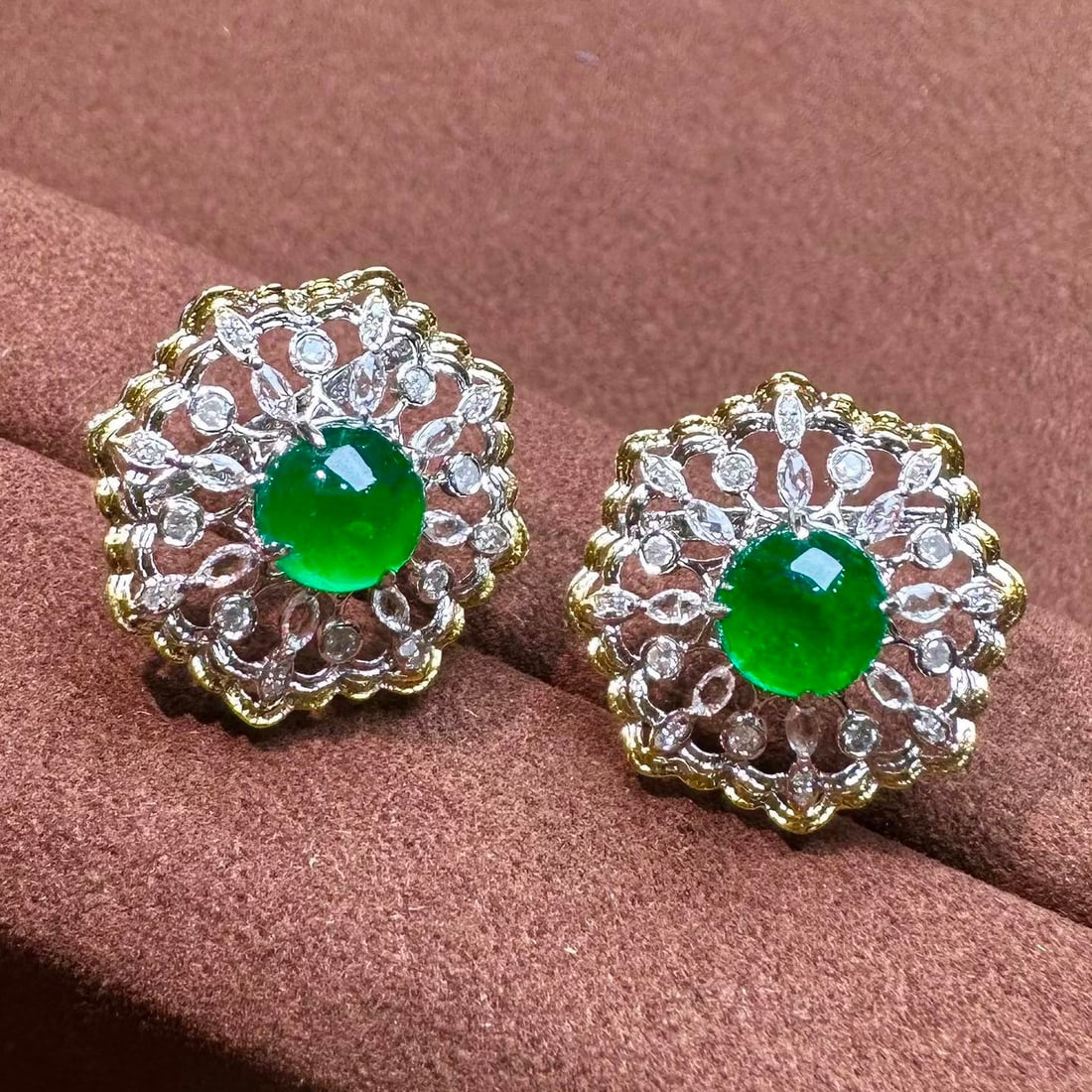 14k Gold 2.52 Ct Vivid Green Natural Emerald & Diamond Earrings: Ref:231092118 // gold content:14k gold // main gemstone:emerald // shape:round // carat weight:2. 52ct // color:vivid green // treatment:natural // cut grade:g // // adjacent gemstone 2 : diamond //