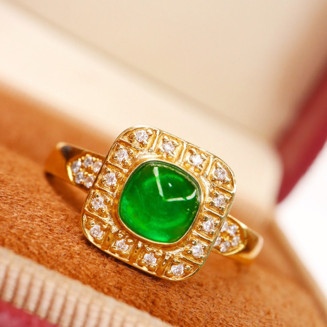 14k Gold 0.87 Ctw Vivid Green Natural Emerald & Diamond Ring: Ref:231092129 // gold content:14k gold // ring size:7. 25us // // main gemstone:emerald // shape:sugar-loaf // carat weight:0. 75ct // color:vivid green // treatment:natural // // adjacent gemstone 2 