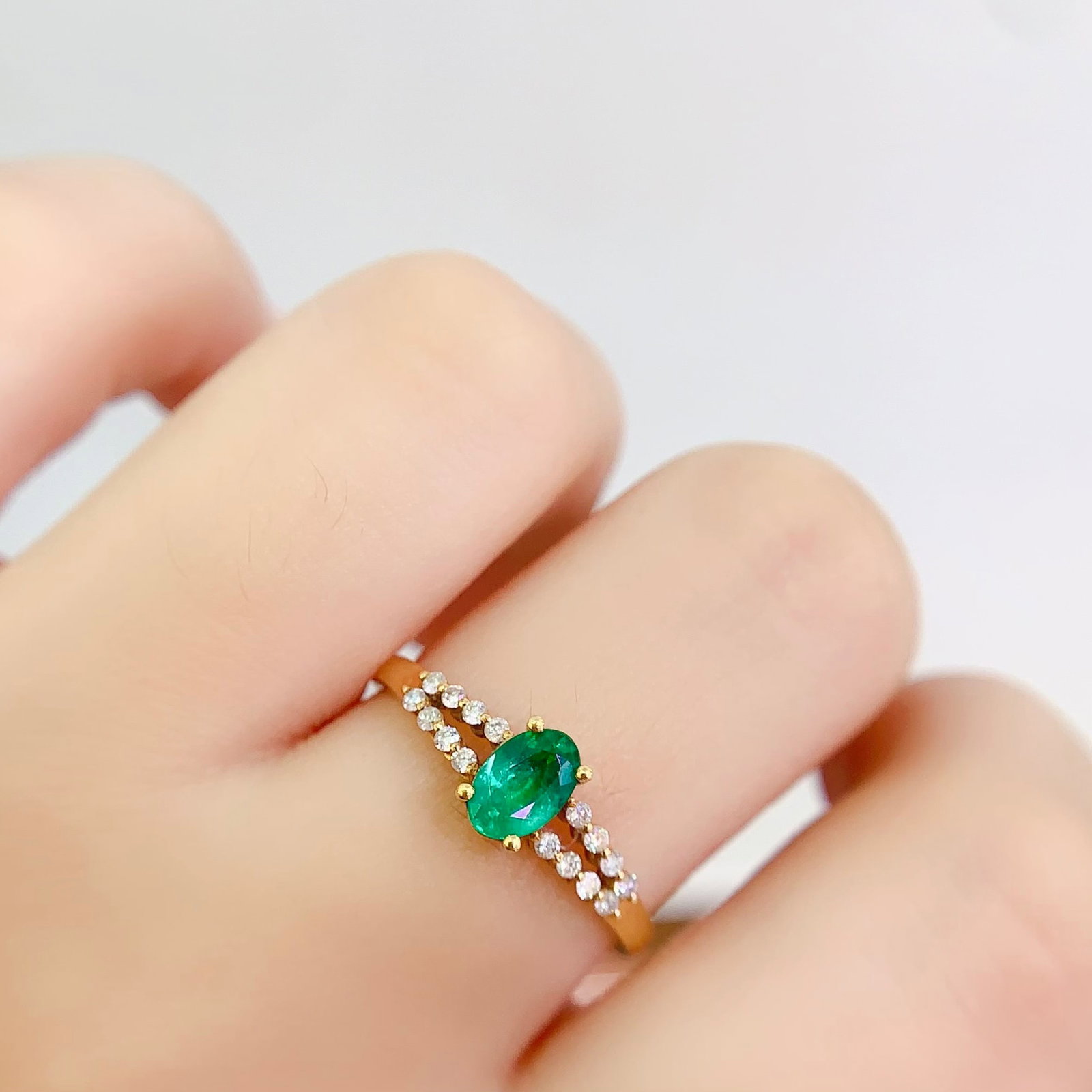 14k Gold 0.7 Ct Vivid Green Natural Emerald & Diamond Ring - 7
