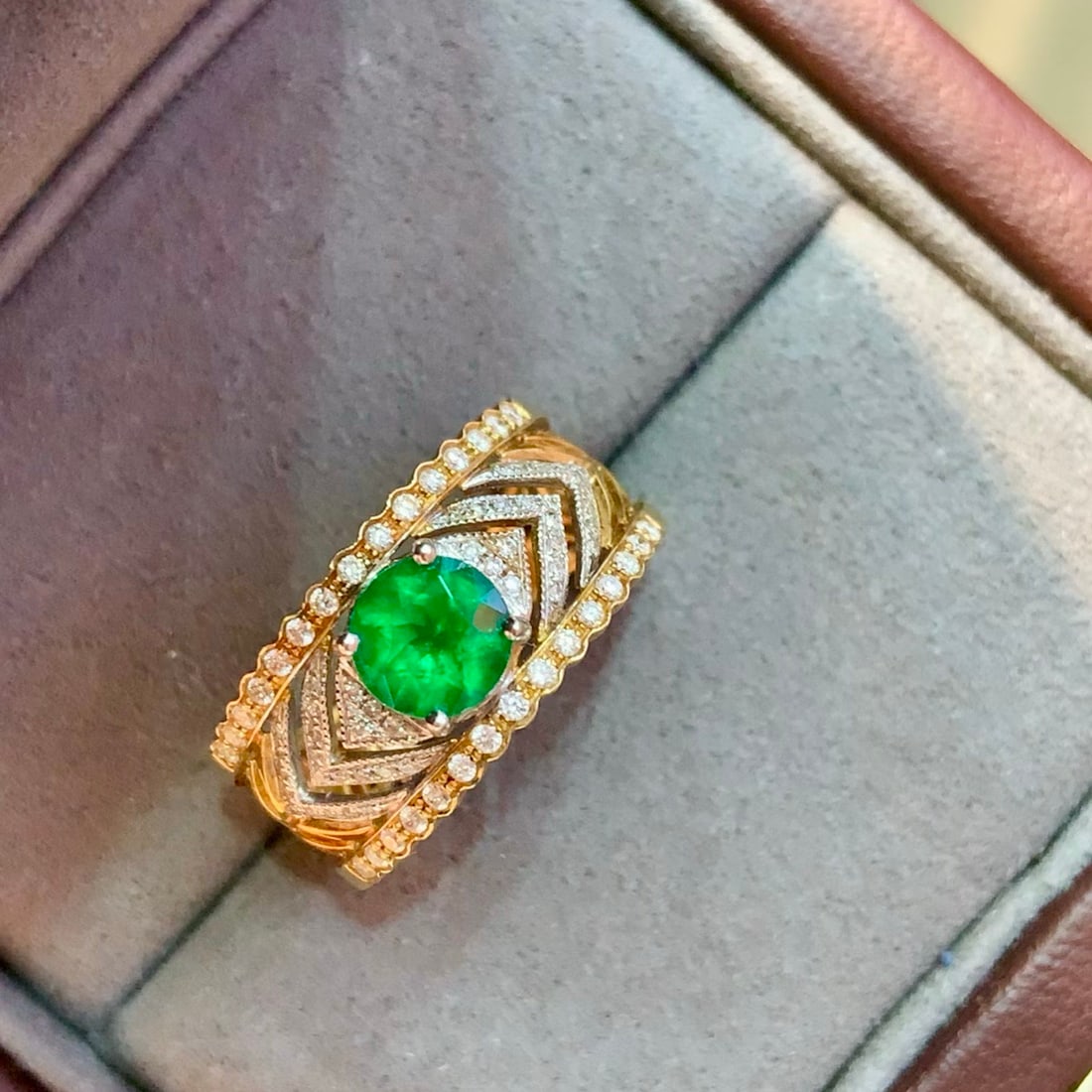14k Gold 1.13 Ctw Vivid Green Natural Emerald & Diamond Ring: Ref:231092142 // gold content:14k gold // ring size:7. 25us // // main gemstone:emerald // shape:round // carat weight:0. 85ct // color:vivid green // treatment:natural // cut grade:g // // adjacent g