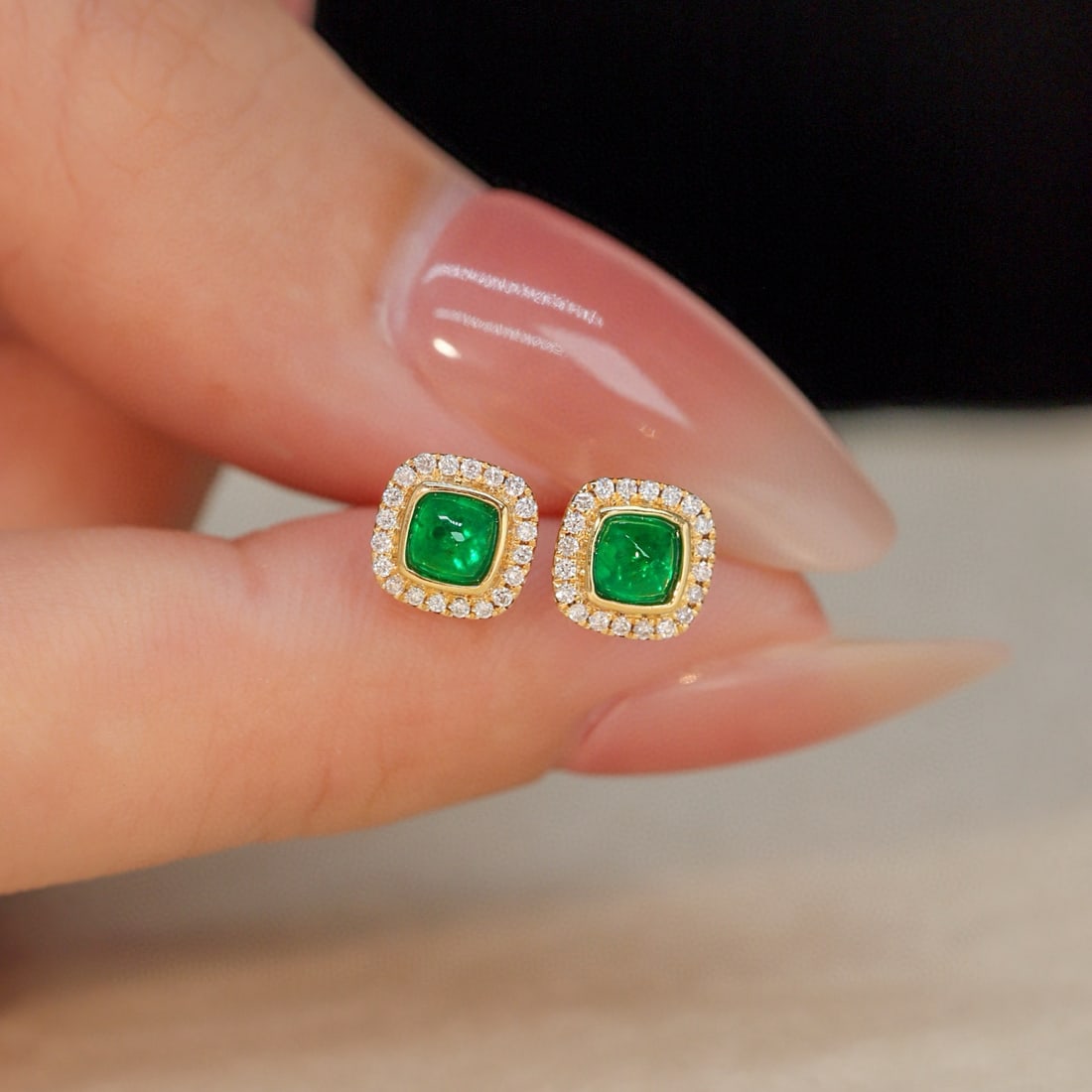 14k Gold 0.62 Ctw Vivid Green Natural Emerald & Diamond Earrings: Ref:231092143 // gold content:14k gold // main gemstone:emerald // shape:sugar-loaf // carat weight:0. 5ct // color:vivid green // treatment:natural // // adjacent gemstone 2 : diamond // shape:round