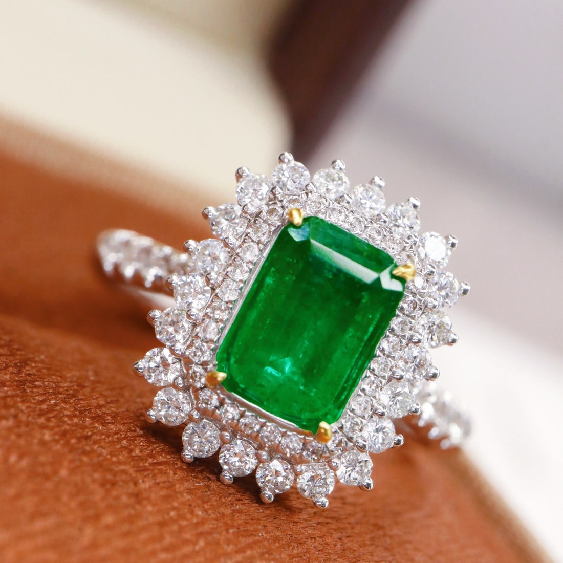 14k Gold 1.53 Ctw Vivid Green Natural Emerald & Diamond Ring: Ref:231092147 // gold content:14k gold // ring size:7. 25us // // main gemstone:emerald // shape:octagonal // carat weight:1. 00ct // color:vivid green // treatment:natural // // adjacent gemstone 2
