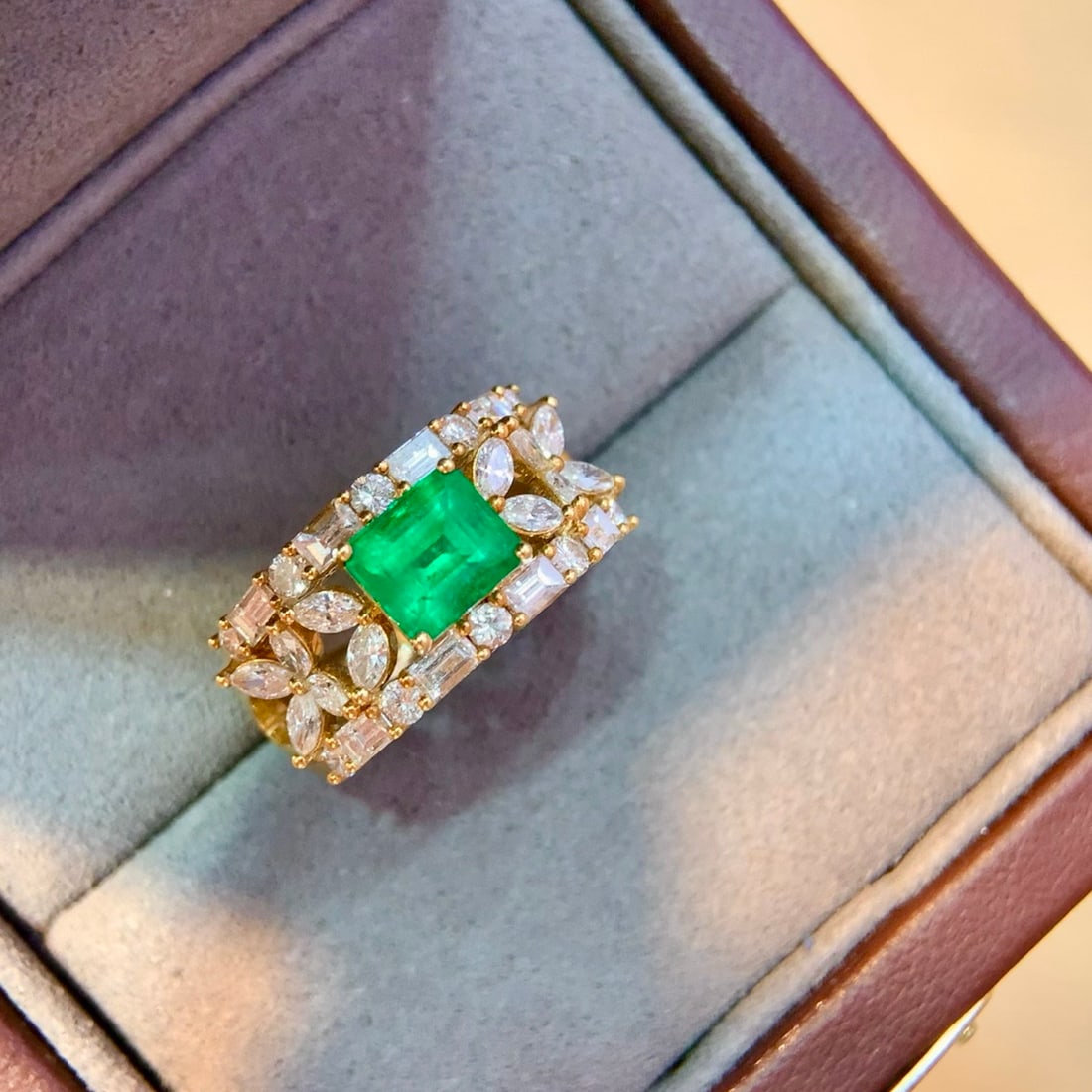 14k Gold 2.78 Ctw Vivid Green Natural Emerald & Diamond Ring: Ref:231092151 // gold content:14k gold // ring size:7. 25us // // main gemstone:emerald // shape:octagonal // carat weight:1. 32ct // color:vivid green // treatment:natural // // adjacent gemstone 2 :