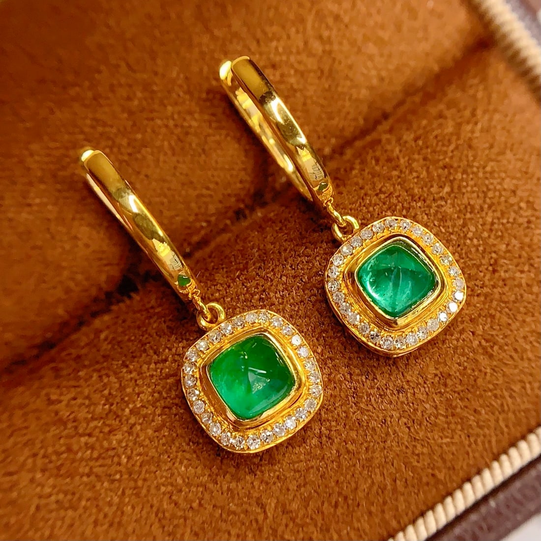 14k Gold 2 Ct Natural Emerald & Diamond Earrings: Ref:231092153 // gold content:14k gold // main gemstone:emerald // shape:sugar-loaf // carat weight:2ct // color:green // treatment:natural // // adjacent gemstone 2 : diamond // number of stones:56