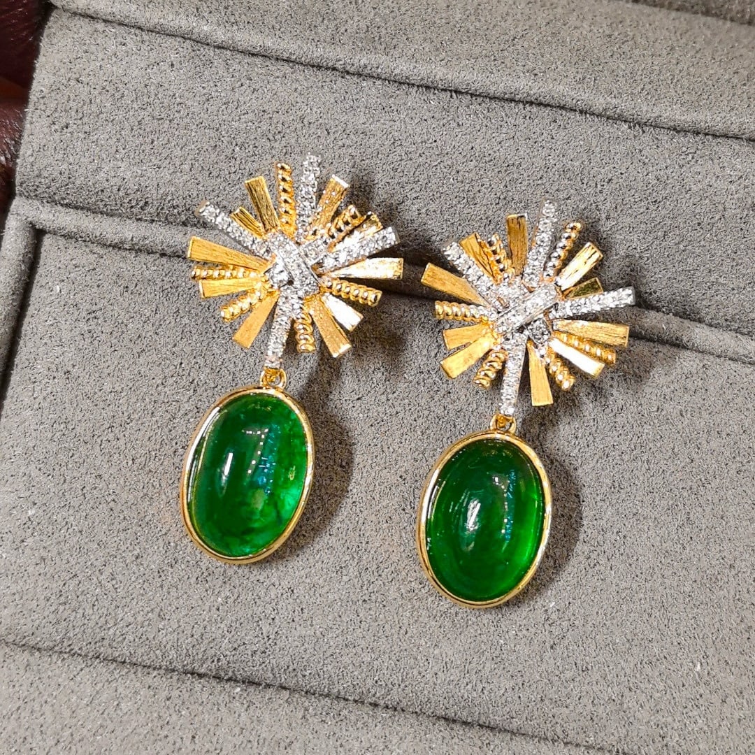 14k Gold 4.87 Ctw Vivid Green Natural Emerald & Diamond Earrings: Ref:231092156 // gold content:14k gold // main gemstone:emerald // shape:oval // carat weight:4. 68ct // color:vivid green // treatment:natural // // adjacent gemstone 2 : diamond // shape:round //