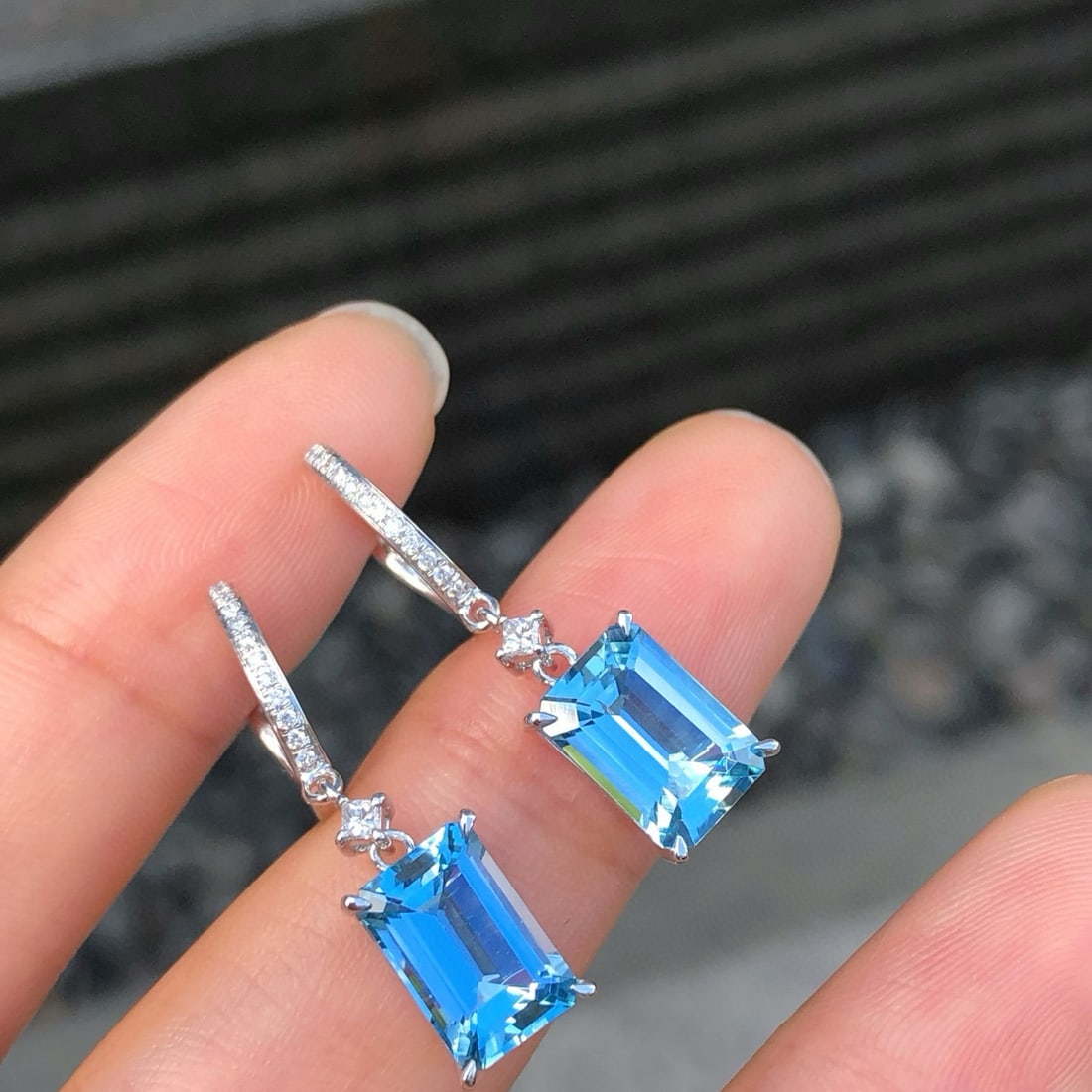 14k Gold 3.97 Ctw Natural Aquamarine & Diamond Earrings: Ref:231092157 // gold content:14k gold // main gemstone:aquamarine // shape:octagonal // carat weight:3. 77ct // color:santa maria color // treatment:natural // // adjacent gemstone 2 : diamond //