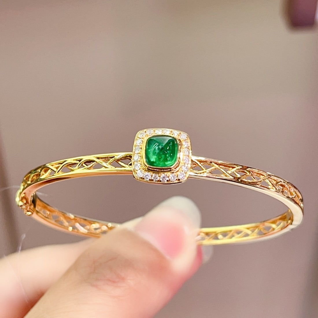 14k Gold 1.10 Ct Vivid Green Natural Emerald & Diamond Bangle: Ref:231092159 // gold content:14k gold // main gemstone:emerald // shape:sugar-loaf // carat weight:1. 10ct // color:vivid green // treatment:natural // // adjacent gemstone 2 : diamond // number of s