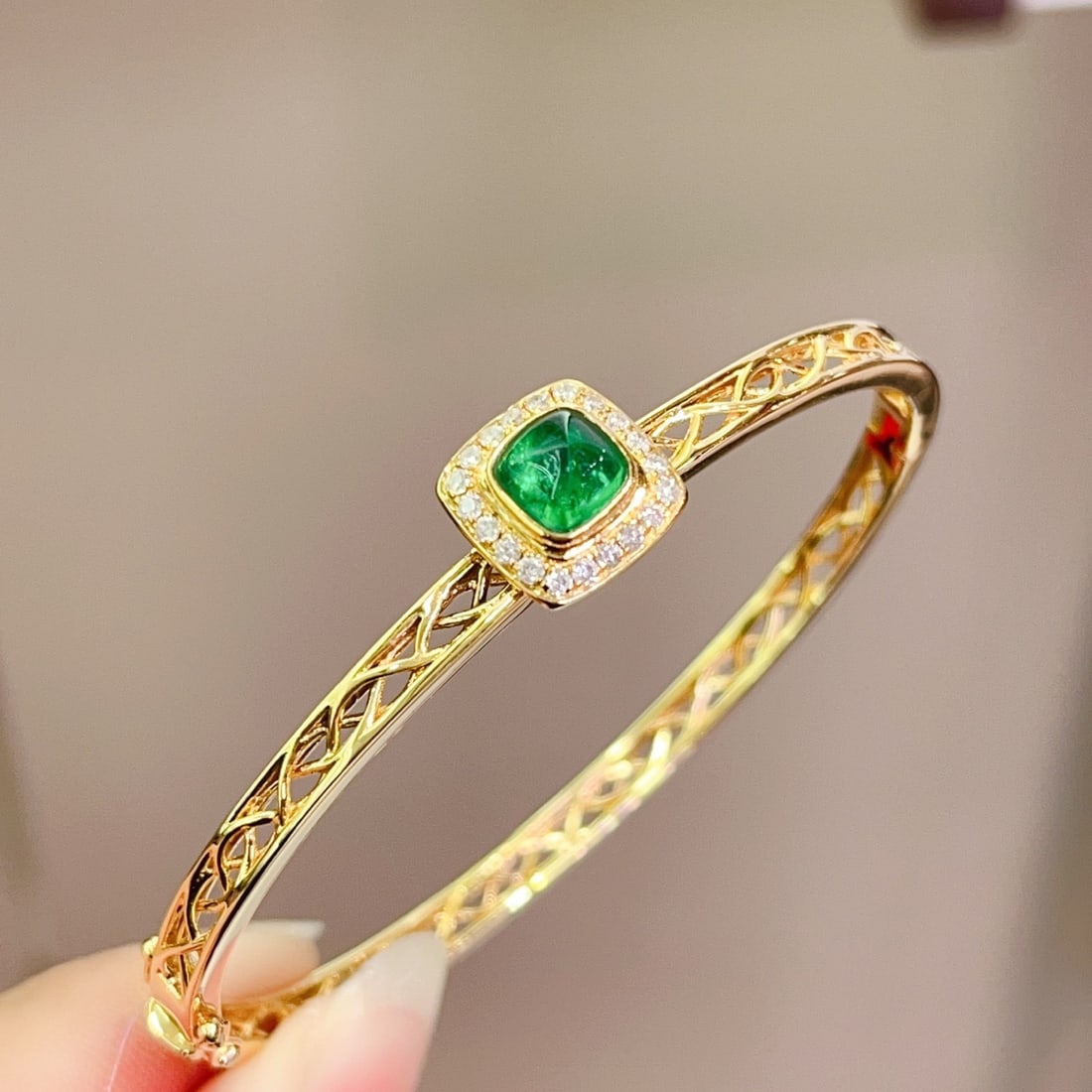 14k Gold 1.10 Ct Vivid Green Natural Emerald & Diamond Bangle - 3