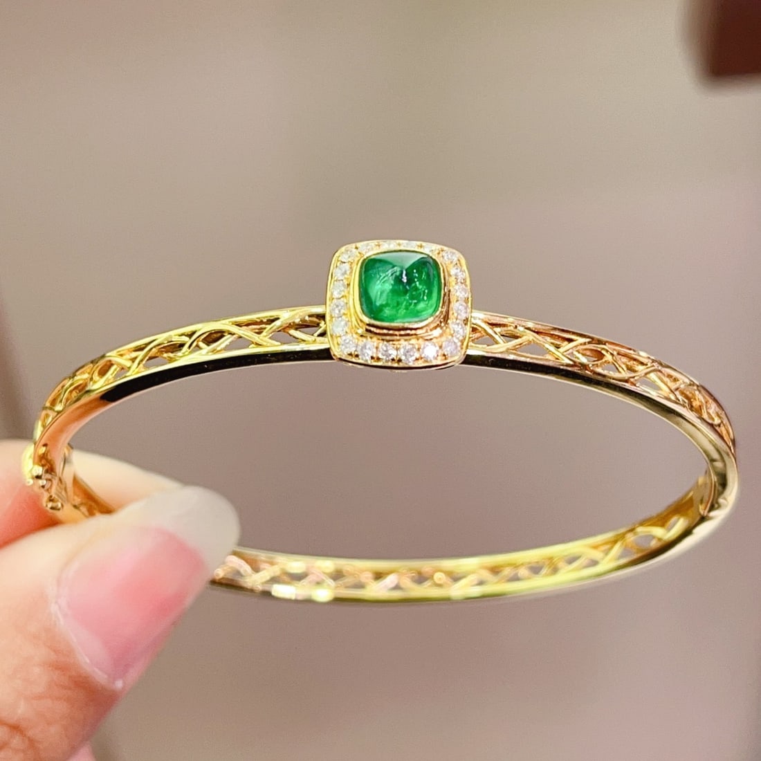14k Gold 1.10 Ct Vivid Green Natural Emerald & Diamond Bangle - 4