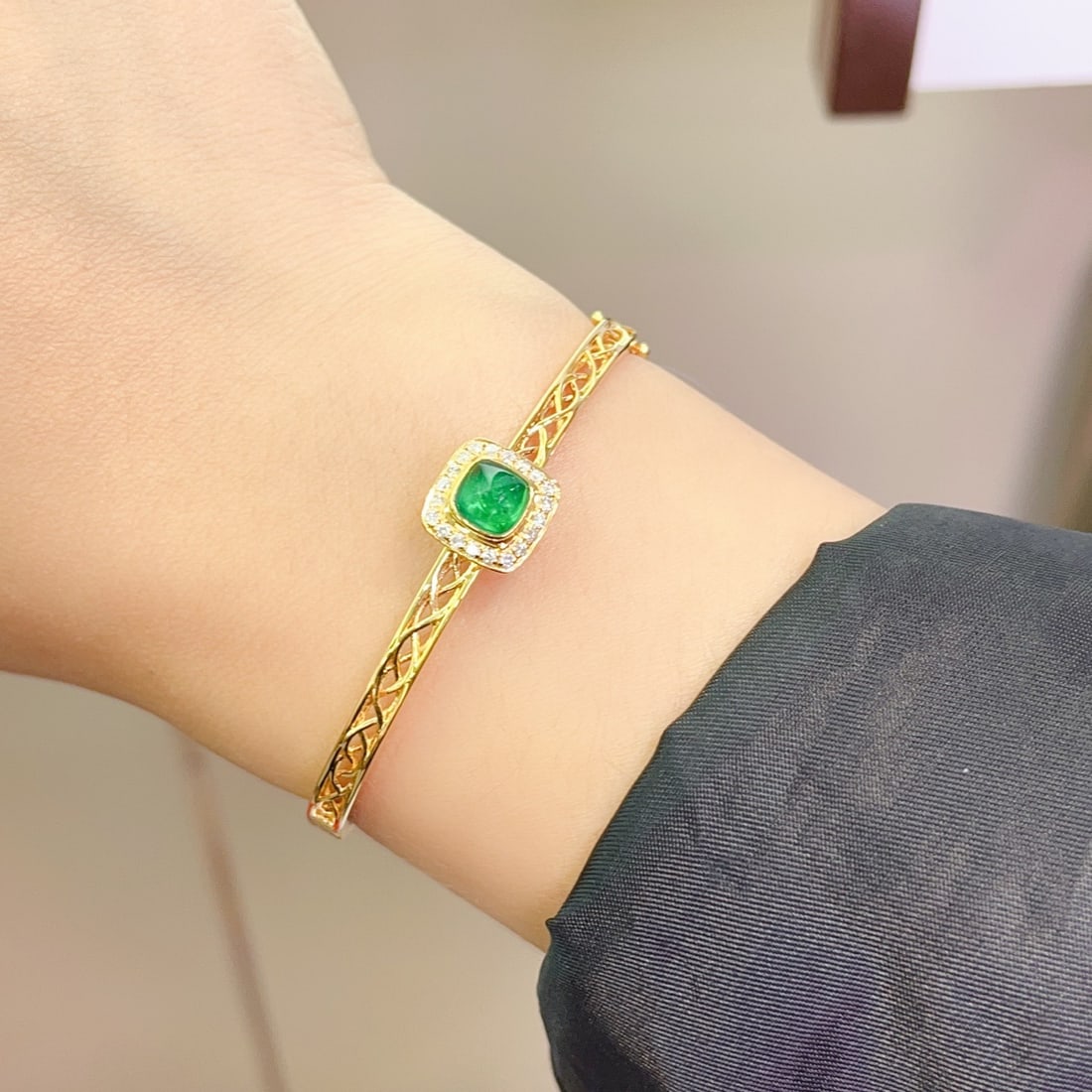 14k Gold 1.10 Ct Vivid Green Natural Emerald & Diamond Bangle - 5