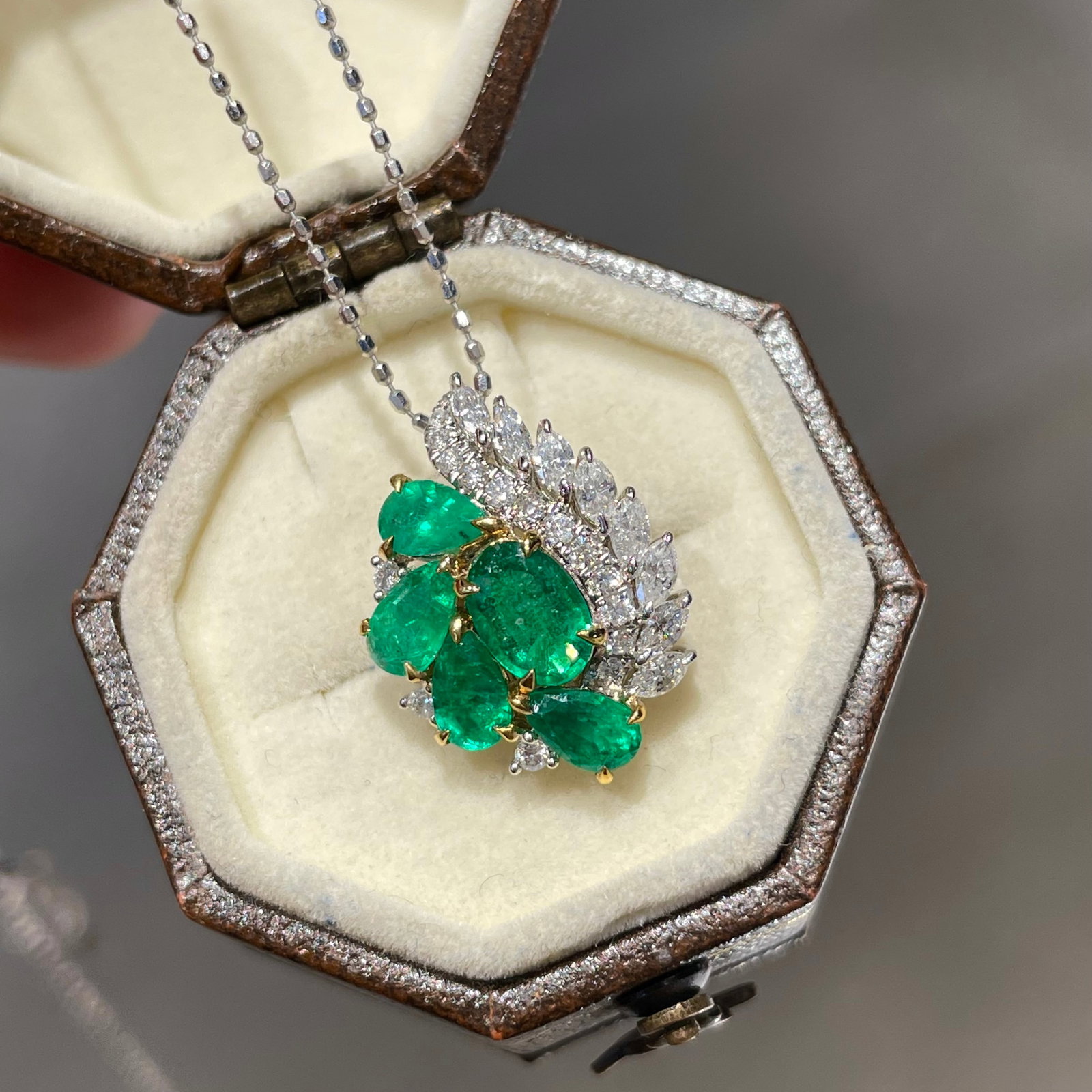 14k Gold 1.07 Ct Vivid Green Natural Emerald & Diamond Pendant( Without Chain ): Ref:231092163 // gold content:14k gold // main gemstone:emerald // shape:multiple // carat weight:1. 07ct // color:vivid green // treatment:natural // // adjacent gemstone 2 : diamond //