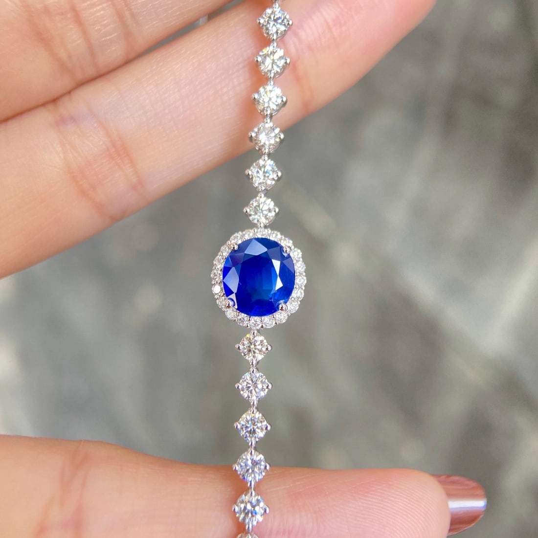 14k Gold 6.18 Ctw Natural Sapphire & Diamond Bracelet: Ref:231092170 // gold content:14k gold // main gemstone:sapphire // shape:oval // carat weight:2. 07ct // color:royal blue // treatment:natural // // adjacent gemstone 2 : diamond // shape:round //