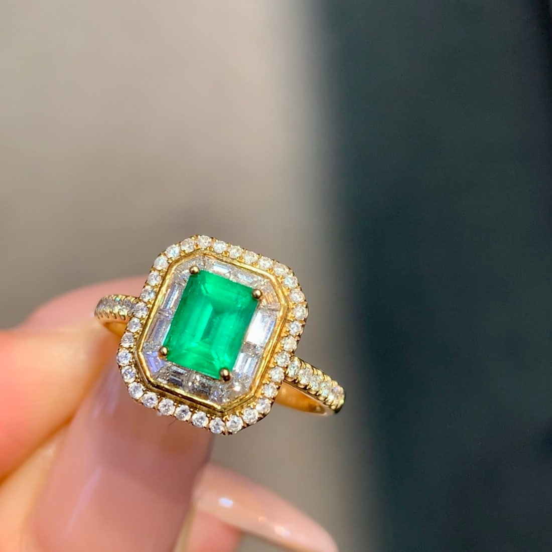 14k Gold 1.47 Ctw Natural Emerald & Diamond Ring: Ref:231092175 // gold content:14k gold // ring size:7. 25us // // main gemstone:emerald // shape:octagonal // carat weight:0. 76ct // color:green // treatment:natural // // adjacent gemstone 2 : diamo