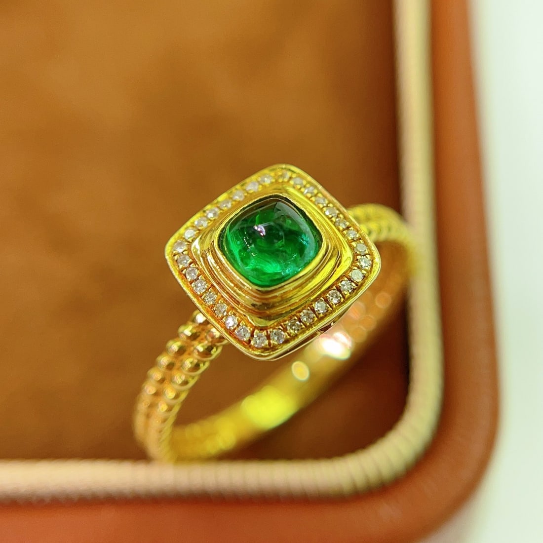 14k Gold 0.60 Ct Vivid Green Natural Emerald & Diamond Ring: Ref:231092178 // gold content:14k gold // ring size:7. 25us // // main gemstone:emerald // shape:sugar-loaf // carat weight:0. 60ct // color:vivid green // treatment:natural // // adjacent gemstone 2