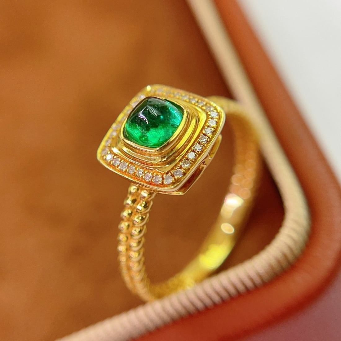 14k Gold 0.60 Ct Vivid Green Natural Emerald & Diamond Ring - 2
