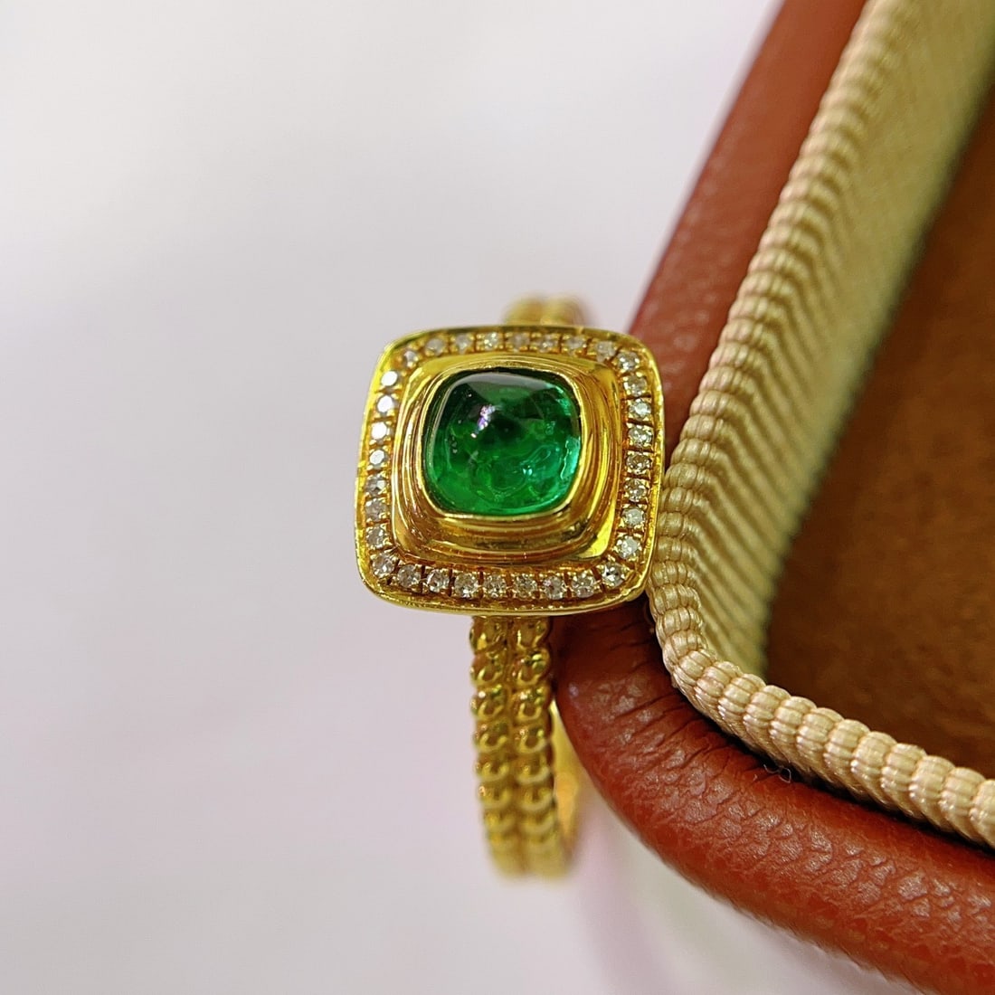 14k Gold 0.60 Ct Vivid Green Natural Emerald & Diamond Ring - 4