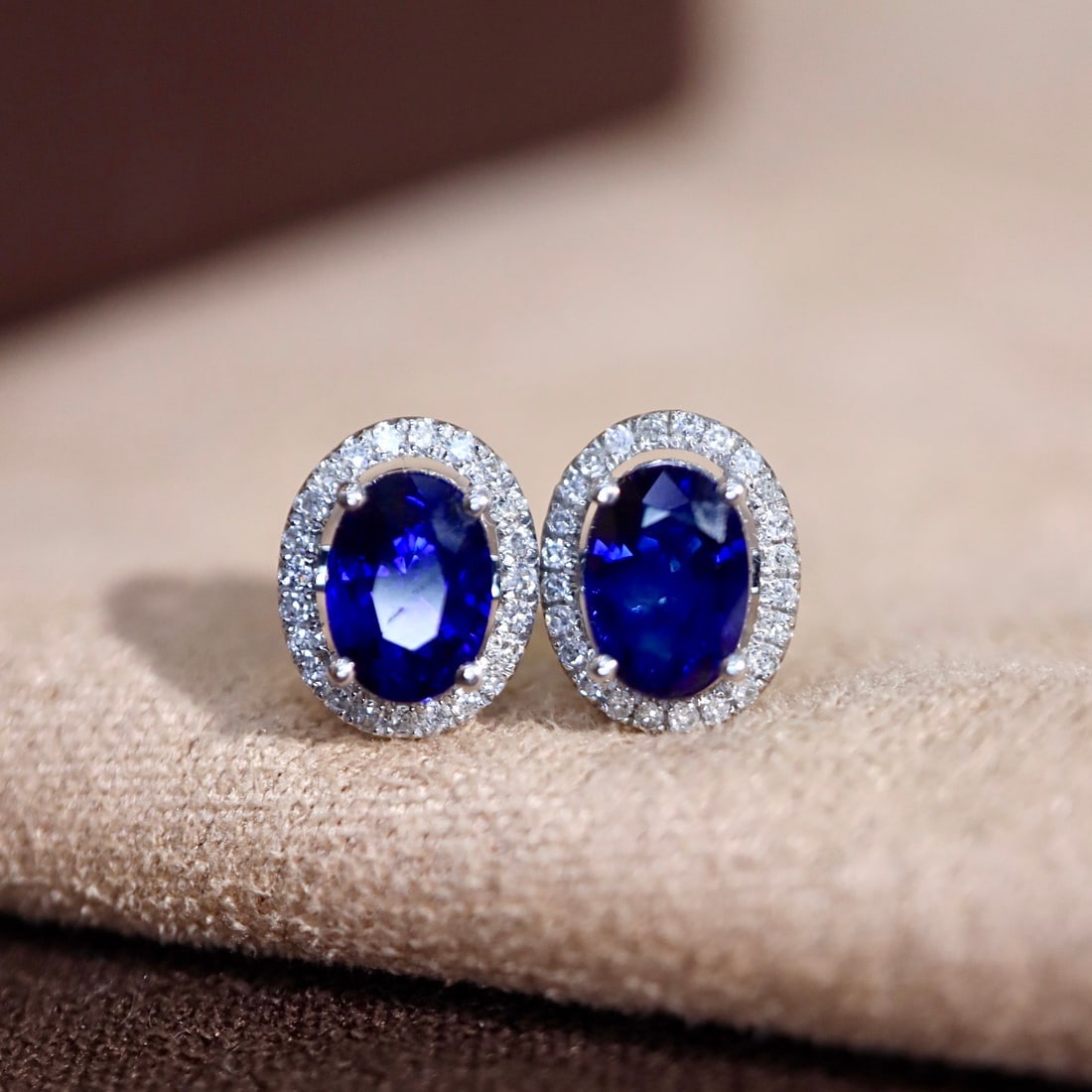 14k Gold 1.35 Ctw Natural Sapphire & Diamond Earrings: Ref:231092180 // gold content:14k gold // main gemstone:sapphire // shape:oval // carat weight:1. 20ct // color:blue // treatment:natural // // adjacent gemstone 2 : diamond // shape:round // carat
