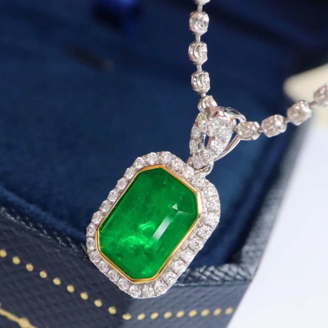 14k Gold 1.88 Ctw Vivid Green Natural Emerald & Diamond Pendant( Without Chain ) - 3