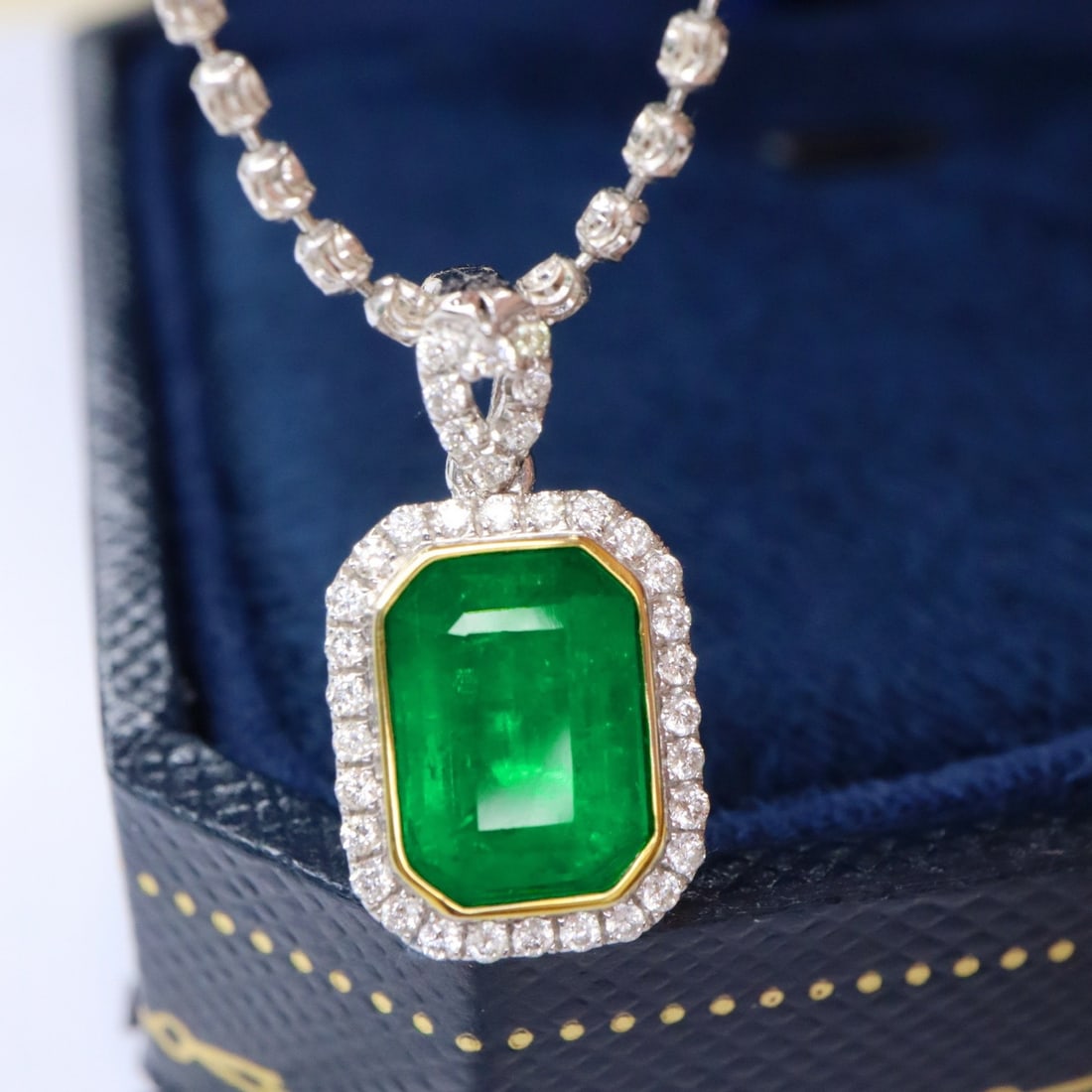 14k Gold 1.88 Ctw Vivid Green Natural Emerald & Diamond Pendant( Without Chain ) - 4