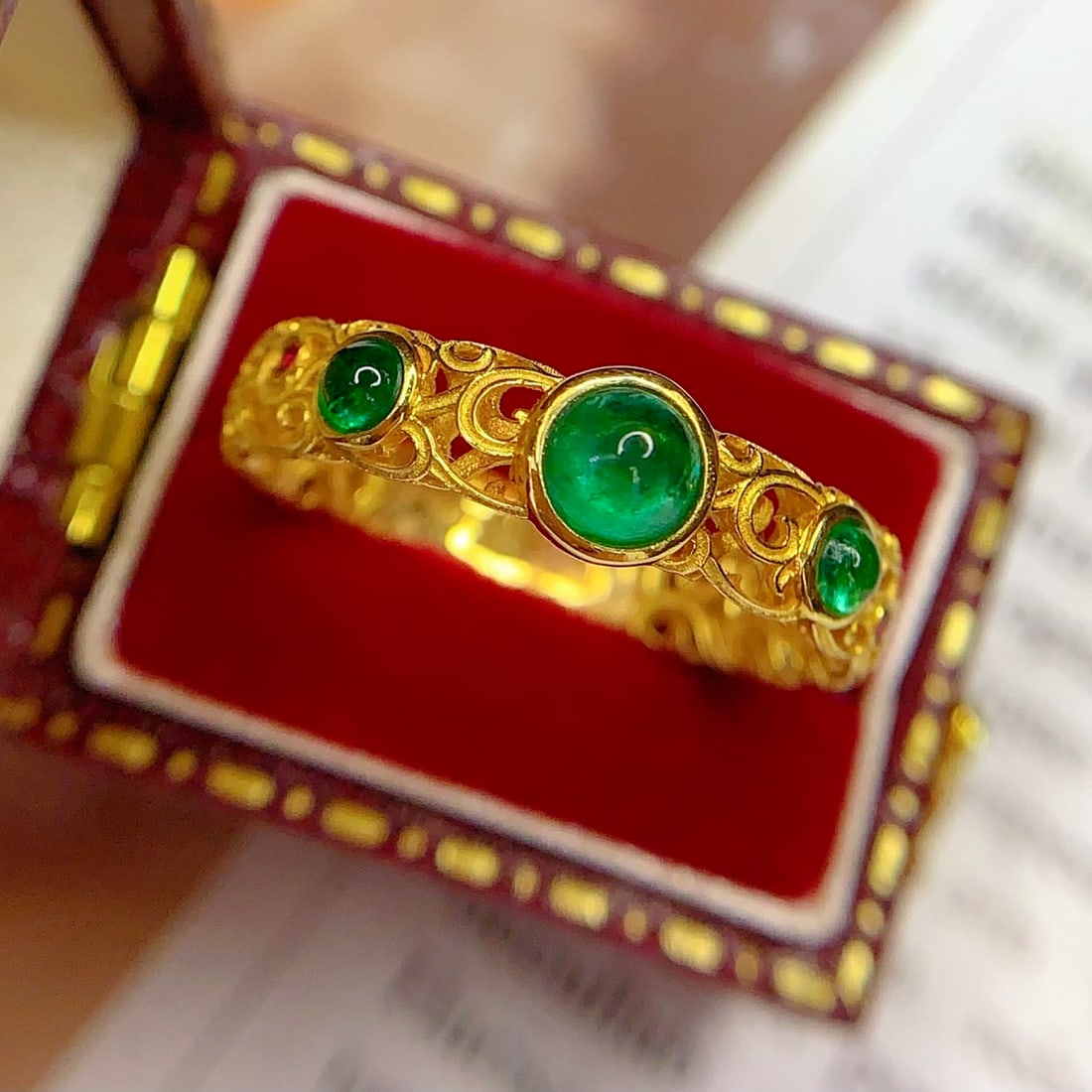 14k Gold 0.7 Ct Vivid Green Natural Emerald Ring - 2