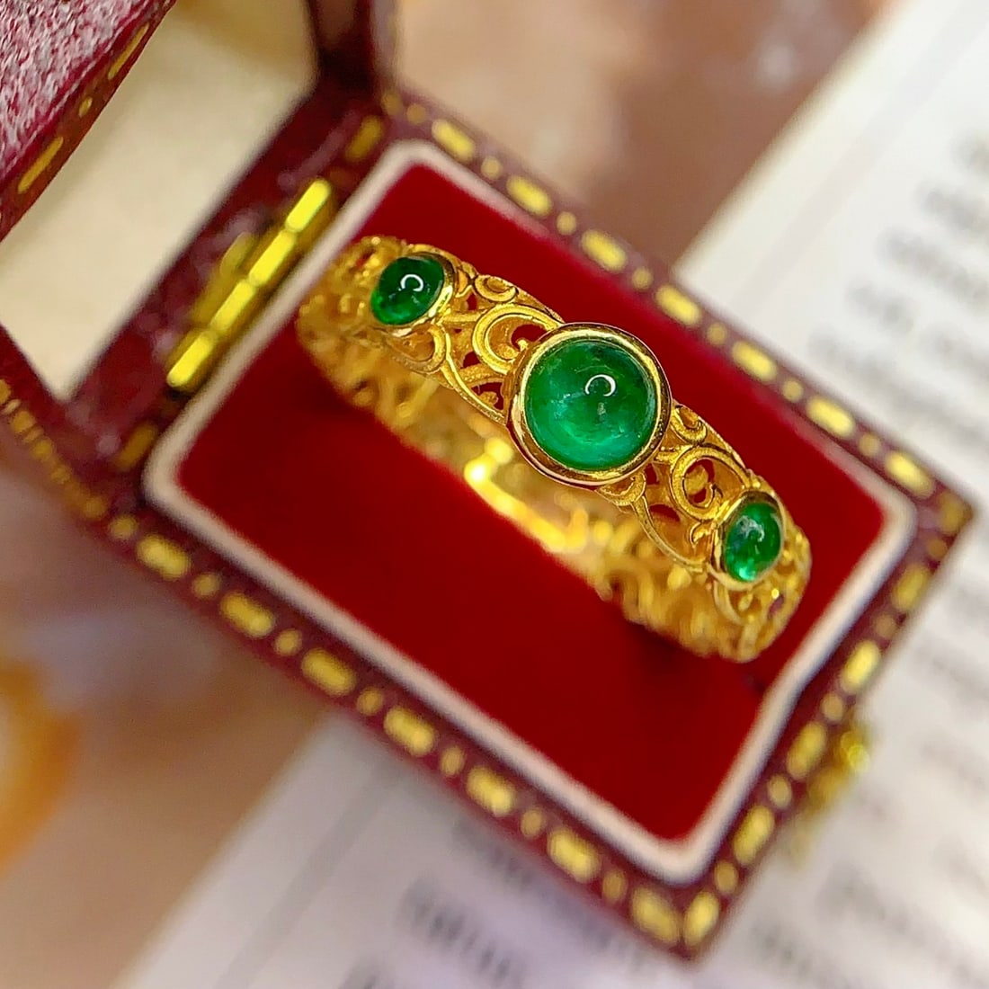 14k Gold 0.7 Ct Vivid Green Natural Emerald Ring - 3