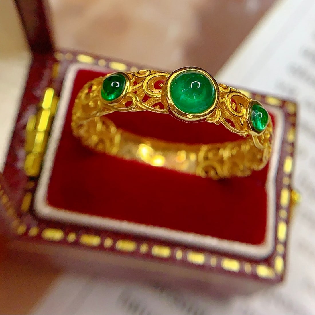 14k Gold 0.7 Ct Vivid Green Natural Emerald Ring - 4