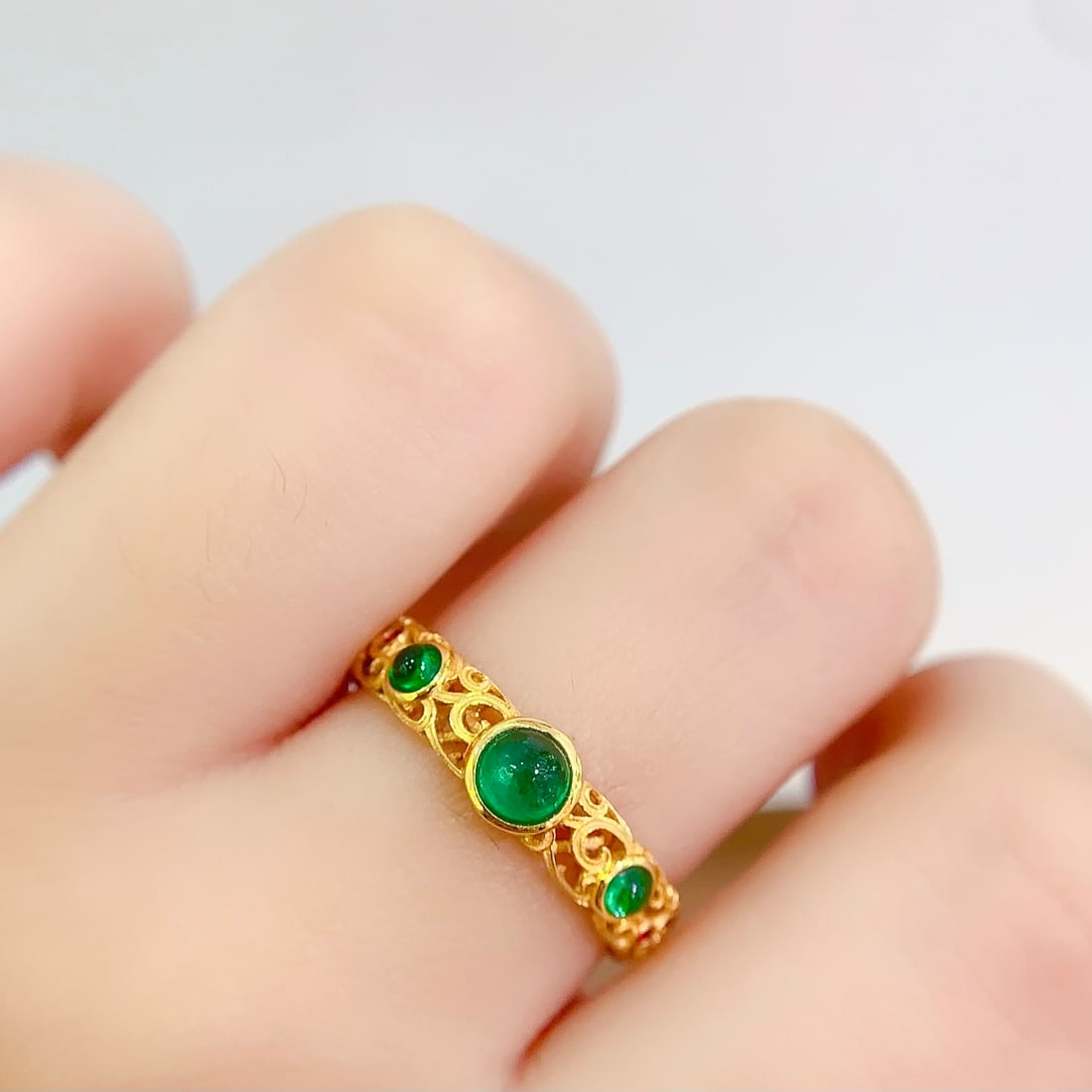14k Gold 0.7 Ct Vivid Green Natural Emerald Ring - 7