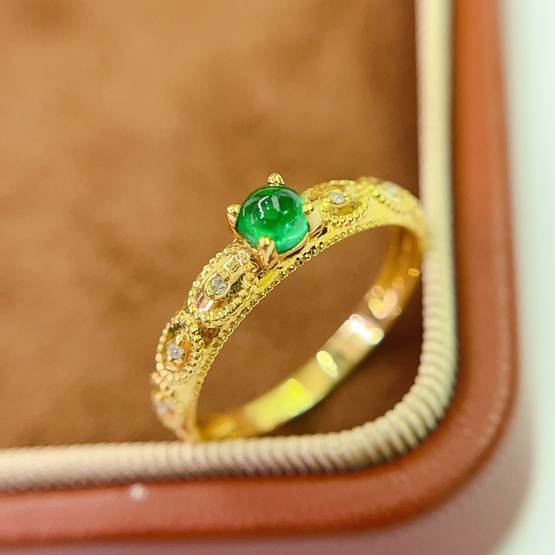 14k Gold 0.58 Ct Vivid Green Natural Emerald & Diamond Ring: Ref:231092194 // gold content:14k gold // ring size:7. 25us // // main gemstone:emerald // shape:round // carat weight:0. 58ct // color:vivid green // treatment:natural // cut grade:g // // adjacent g