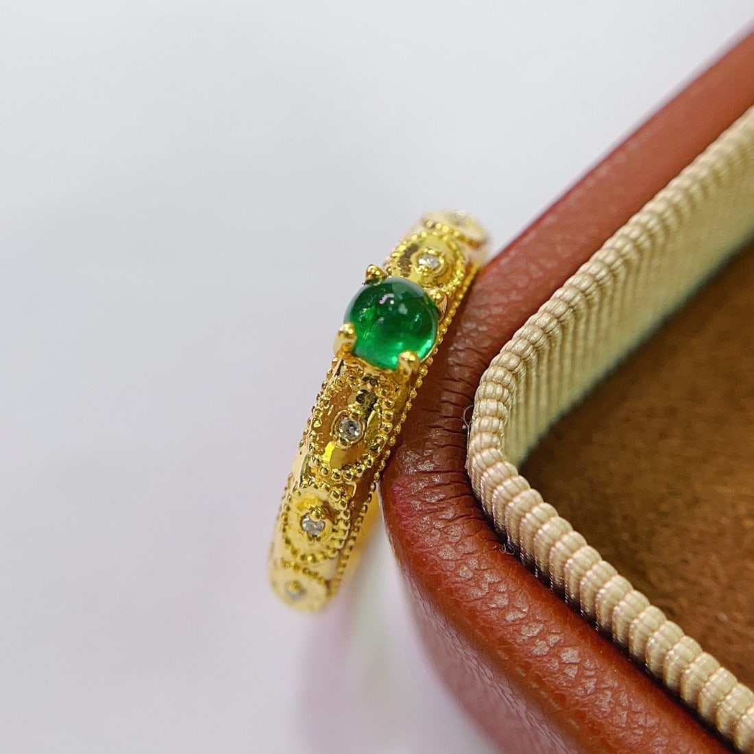 14k Gold 0.58 Ct Vivid Green Natural Emerald & Diamond Ring - 4