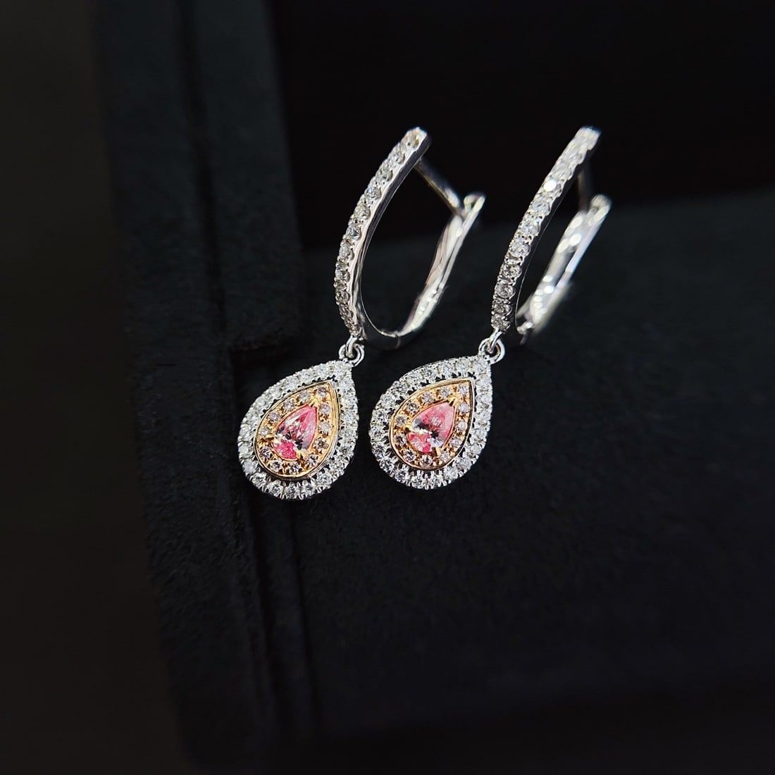 14k Gold 0.62 Ctw Natural Pink Diamond & Diamond Earrings: Ref:231092207 // gold content:14k gold // main gemstone:pink diamond // shape:pear // carat weight:0. 20ct // color:pink // treatment:natural // // adjacent gemstone 2 : diamond // shape:round // cara