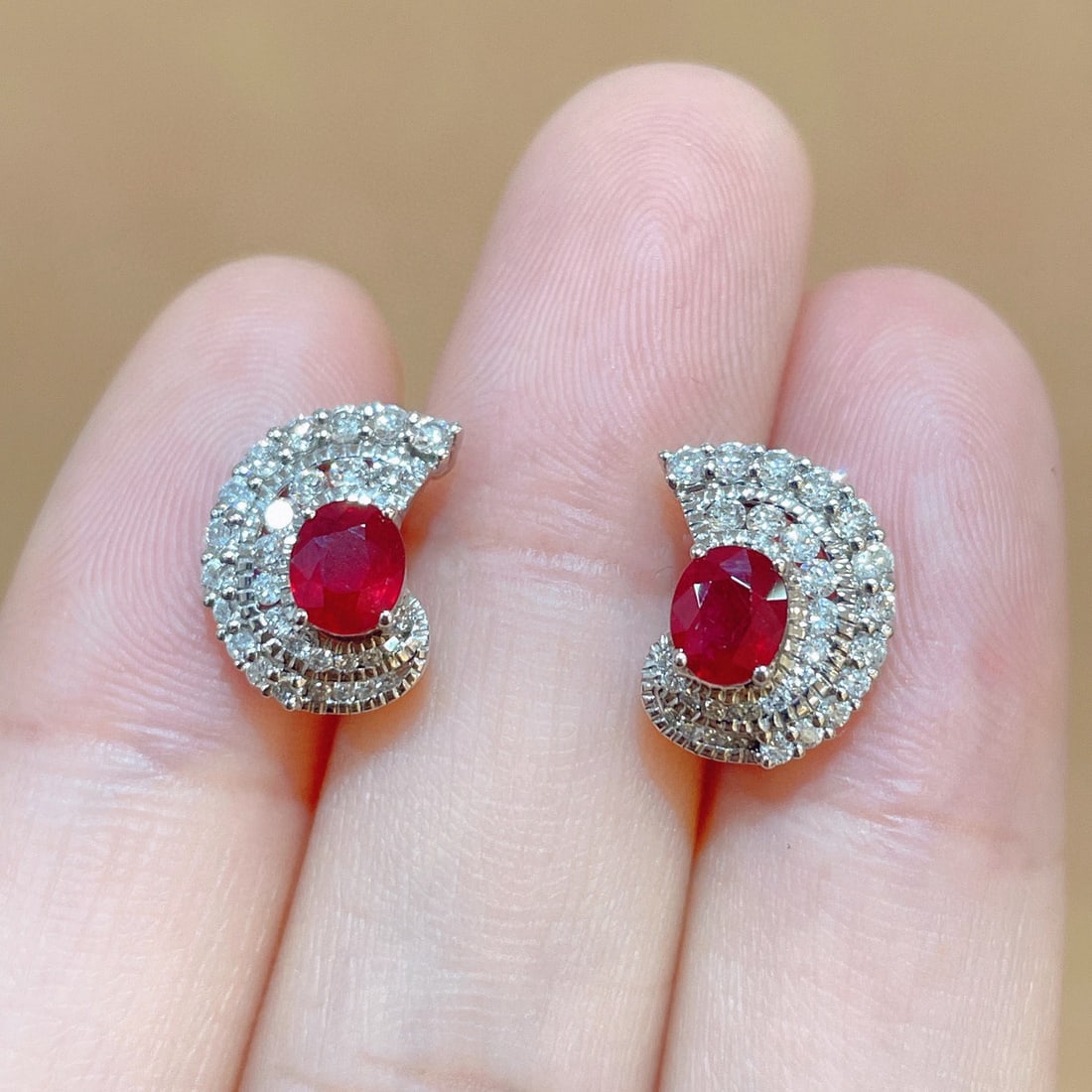 14k Gold 1.63 Ctw Vivid Red Natural Ruby & Diamond Earrings: Ref:231092229 // gold content:14k gold // main gemstone:ruby // shape:oval // carat weight:1. 08ct // color:vivid red // treatment:natural // // adjacent gemstone 2 : diamond // shape:round // carat