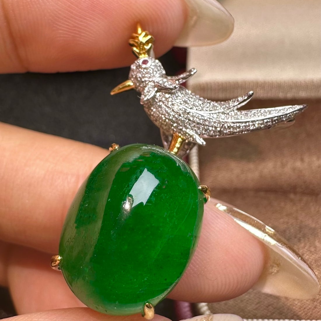 14k Gold 15.3 Ct Vivid Green Natural Emerald & Diamond Brooch/pendant( Without Chain ): Ref:231092230 // gold content:14k gold // main gemstone:emerald // shape:oval // carat weight:15. 3ct // color:vivid green // treatment:natural // // adjacent gemstone 2 : diamond // shape:round //
