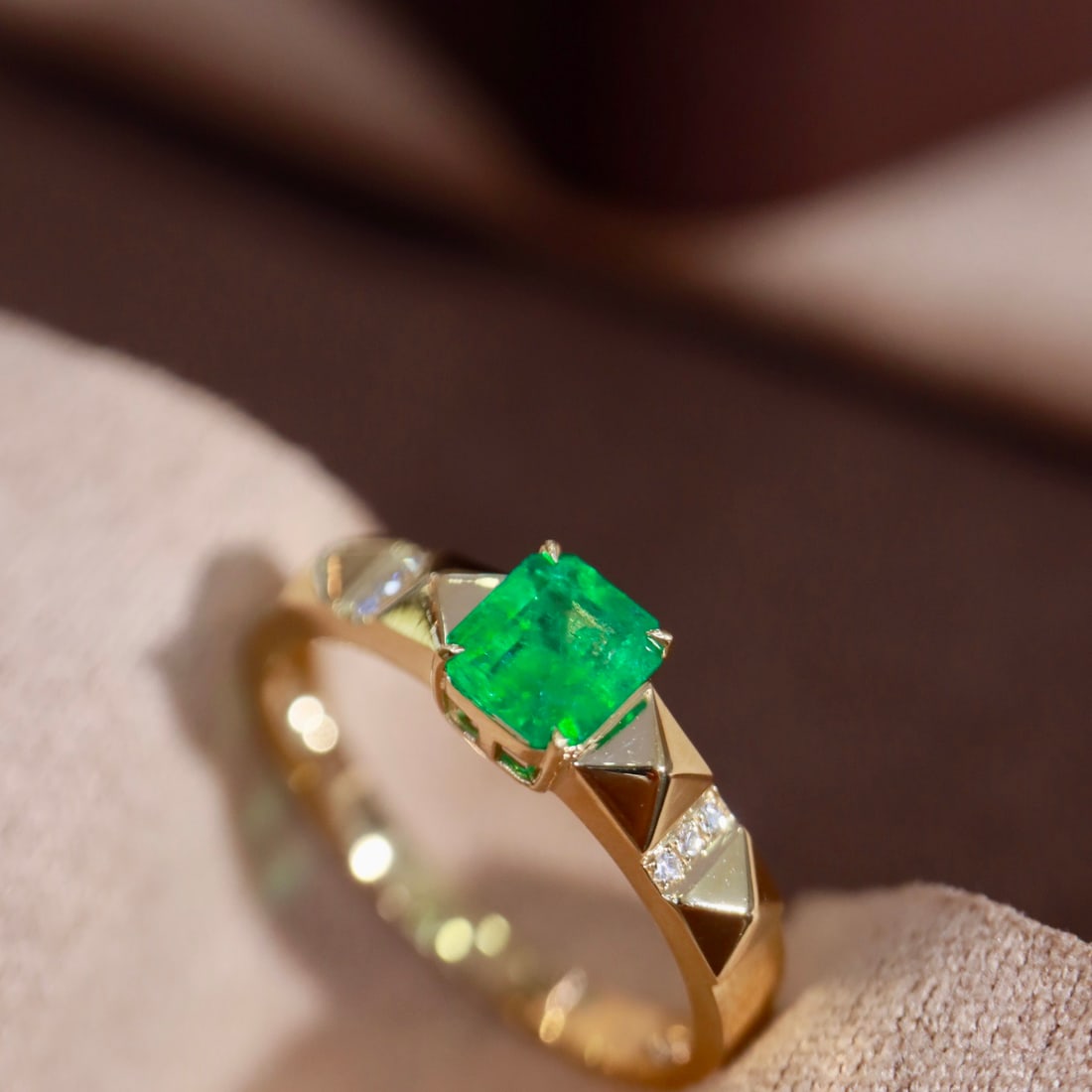 14k Gold 0.53 Ctw Natural Emerald & Diamond Ring: Ref:231092266 // gold content:14k gold // ring size:7. 25us // // main gemstone:emerald // shape:octagonal // carat weight:0. 52ct // color:green // treatment:natural // // adjacent gemstone 2 : diamo