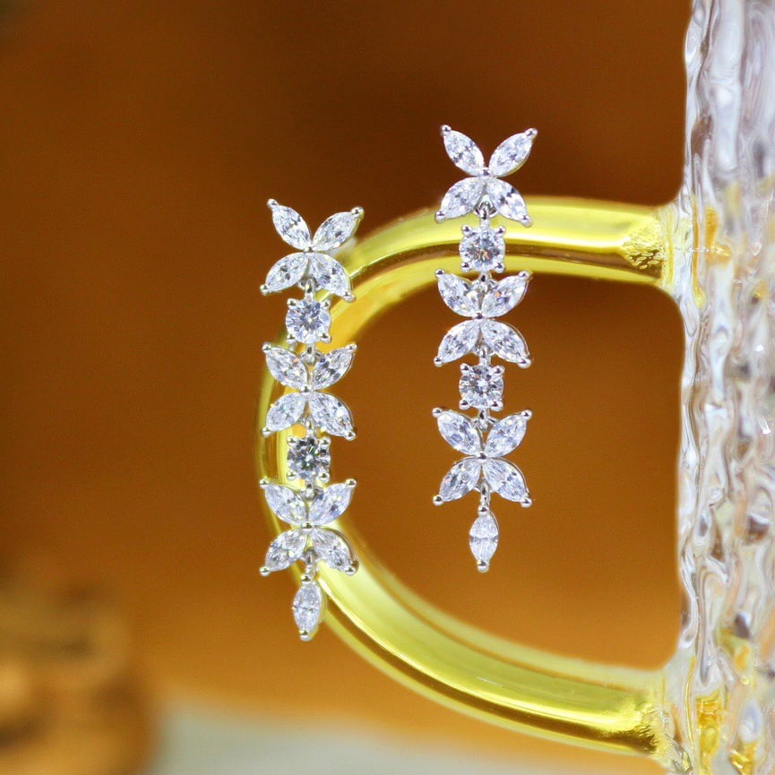 14k Gold 1 Ct Natural H Diamond Earrings: Ref:231092275 // gold content:14k gold // main gemstone:diamond // shape:multiple // carat weight:1ct // clarity grade:vs-si // color:h // treatment:natural // Condition: New Low Estimate: 5100.00