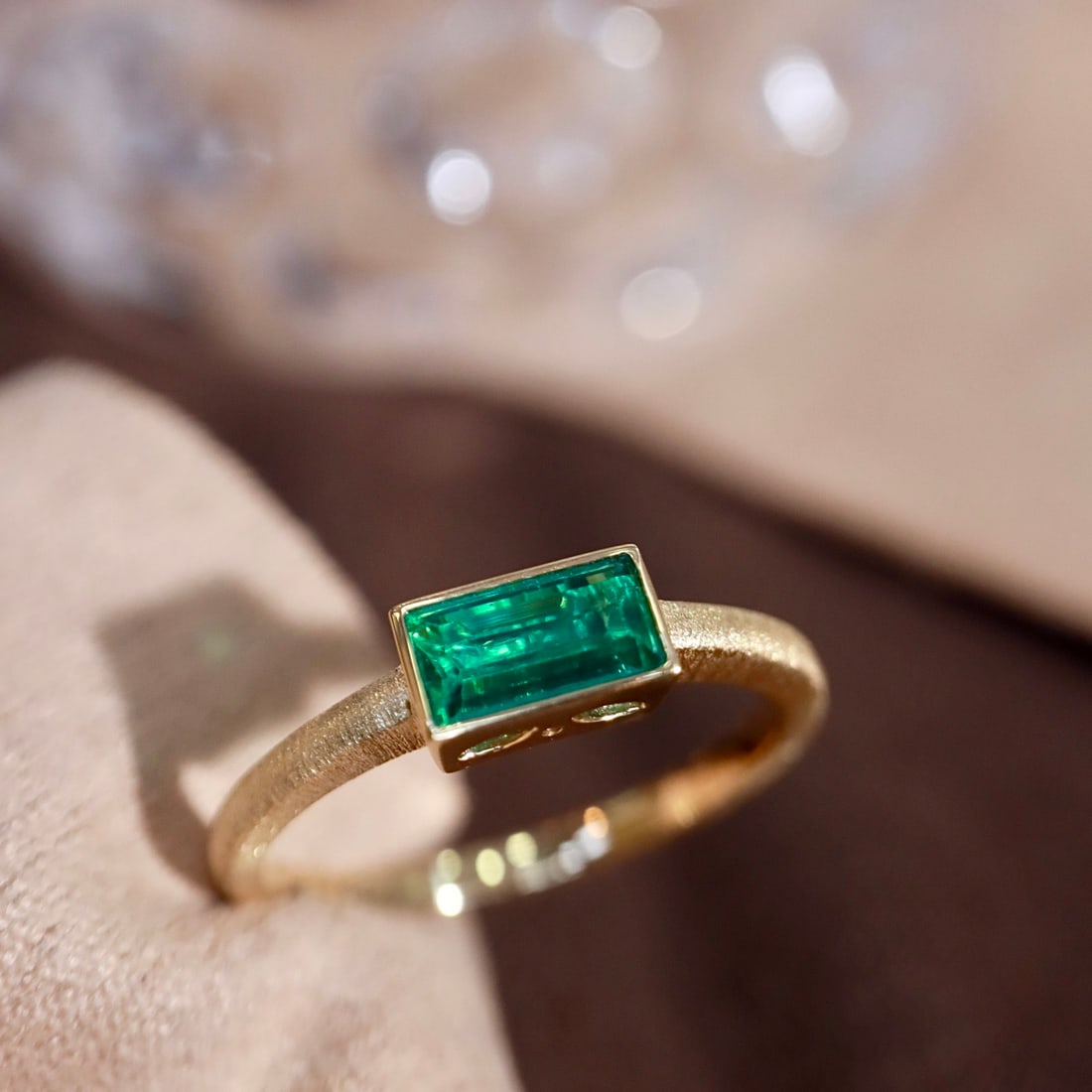 14k Gold 0.45 Ct Natural Emerald Ring - 4