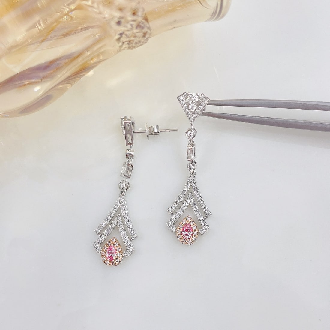14k Gold 0.98 Ctw Natural Pink Diamond & Diamond Earrings: Ref:231092299 // gold content:14k gold // main gemstone:pink diamond // shape:pear // carat weight:0. 20ct // color:pink // treatment:natural // // adjacent gemstone 2 : diamond // shape:multiple // c