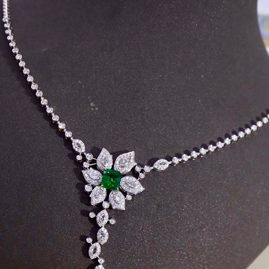 14k Gold 2.62 Ctw Vivid Green Natural Emerald & Diamond Necklace: Ref:231092304 // gold content:14k gold // main gemstone:emerald // shape:octagonal // carat weight:1. 17ct // color:vivid green // treatment:natural // // adjacent gemstone 2 : diamond // shape:multip
