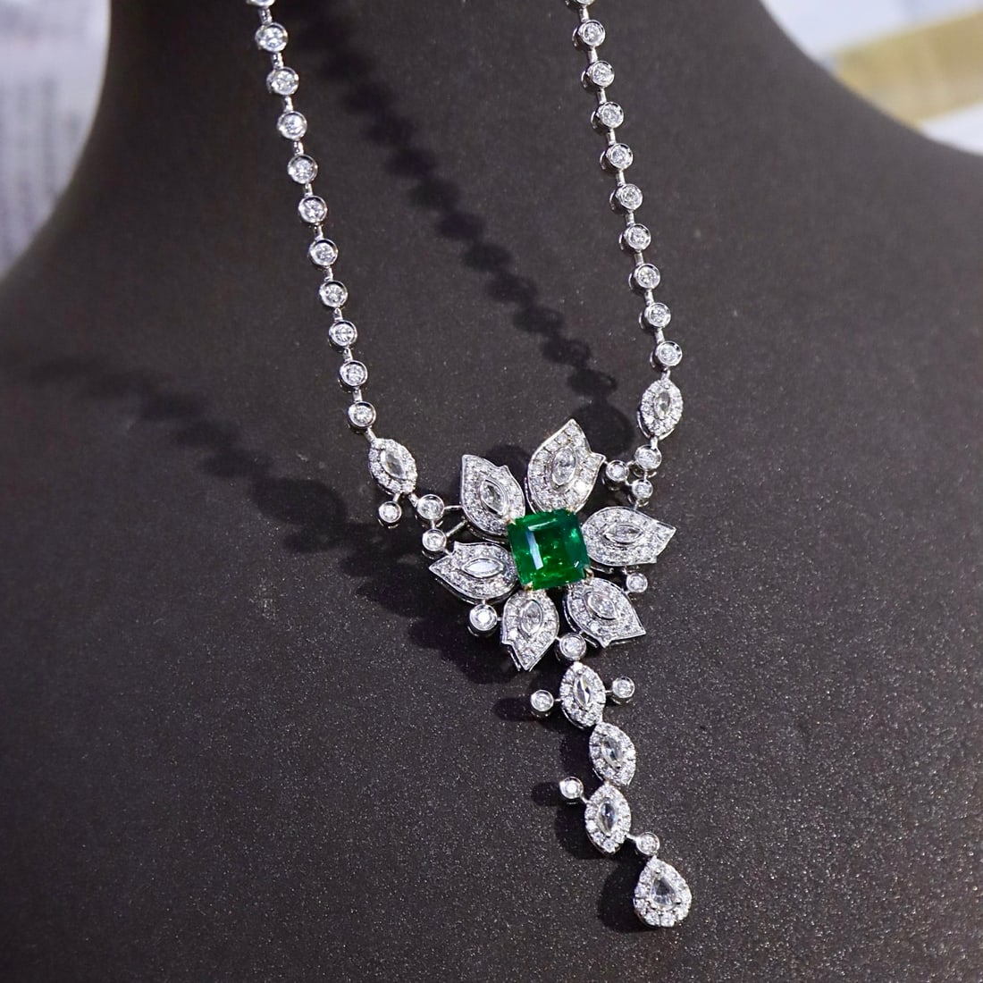 14k Gold 2.62 Ctw Vivid Green Natural Emerald & Diamond Necklace - 3