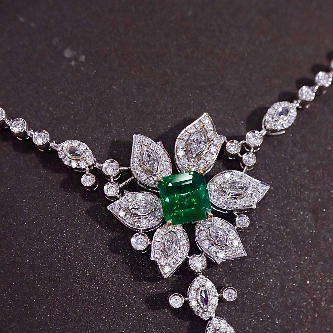 14k Gold 2.62 Ctw Vivid Green Natural Emerald & Diamond Necklace - 4