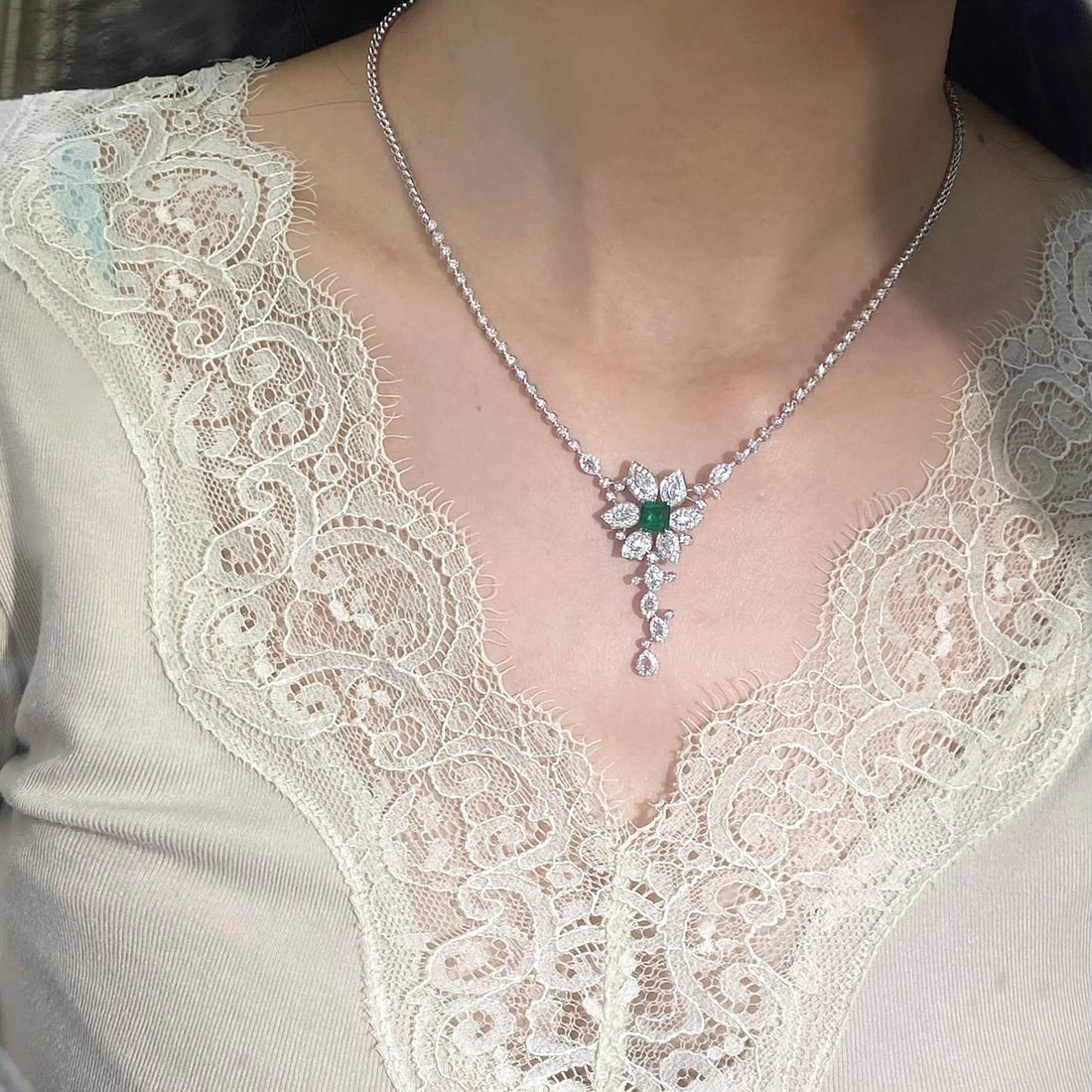 14k Gold 2.62 Ctw Vivid Green Natural Emerald & Diamond Necklace - 5