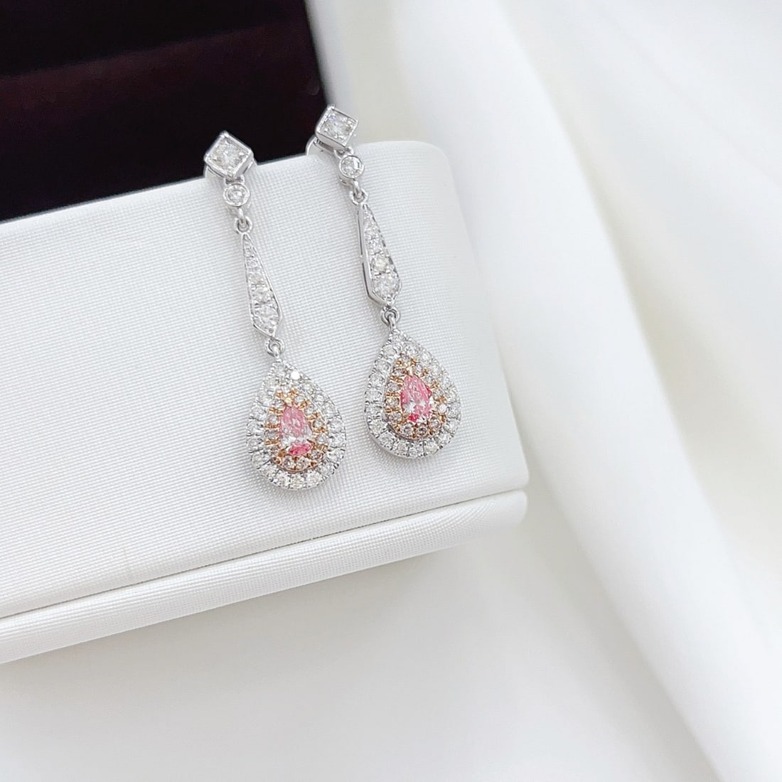 14k Gold 0.78 Ctw Natural Pink Diamond & Diamond Earrings: Ref:231092308 // gold content:14k gold // main gemstone:pink diamond // shape:pear // carat weight:0. 22ct // color:pink // treatment:natural // // adjacent gemstone 2 : diamond // shape:round //