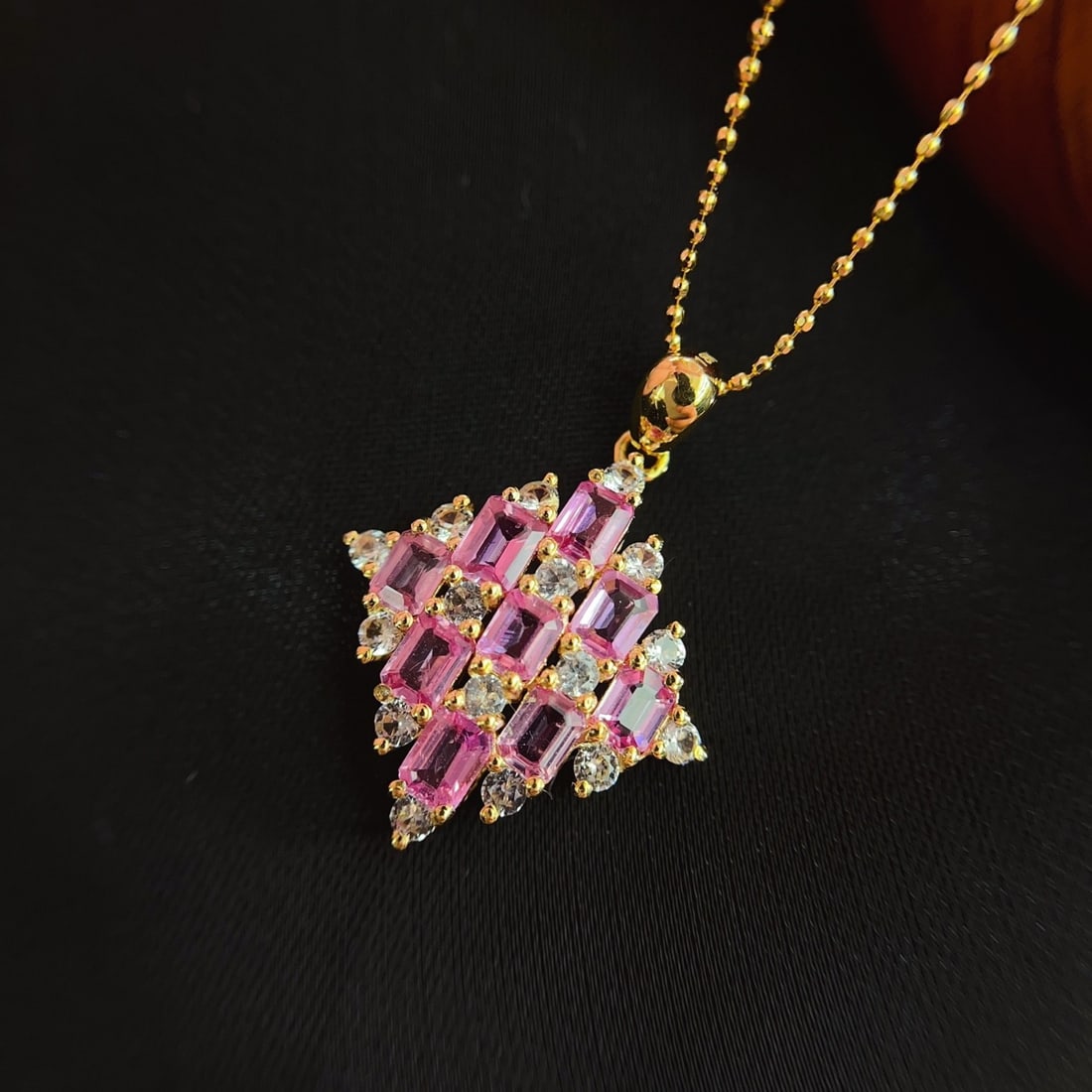 14k Gold 2.50 Ct Natural Sapphire & Sapphire Pendant( Without Chain ): Ref:231092310 // gold content:14k gold // main gemstone:sapphire // shape:octagonal // carat weight:2. 50ct // color:pink // treatment:natural // // adjacent gemstone 2 : sapphire // number of