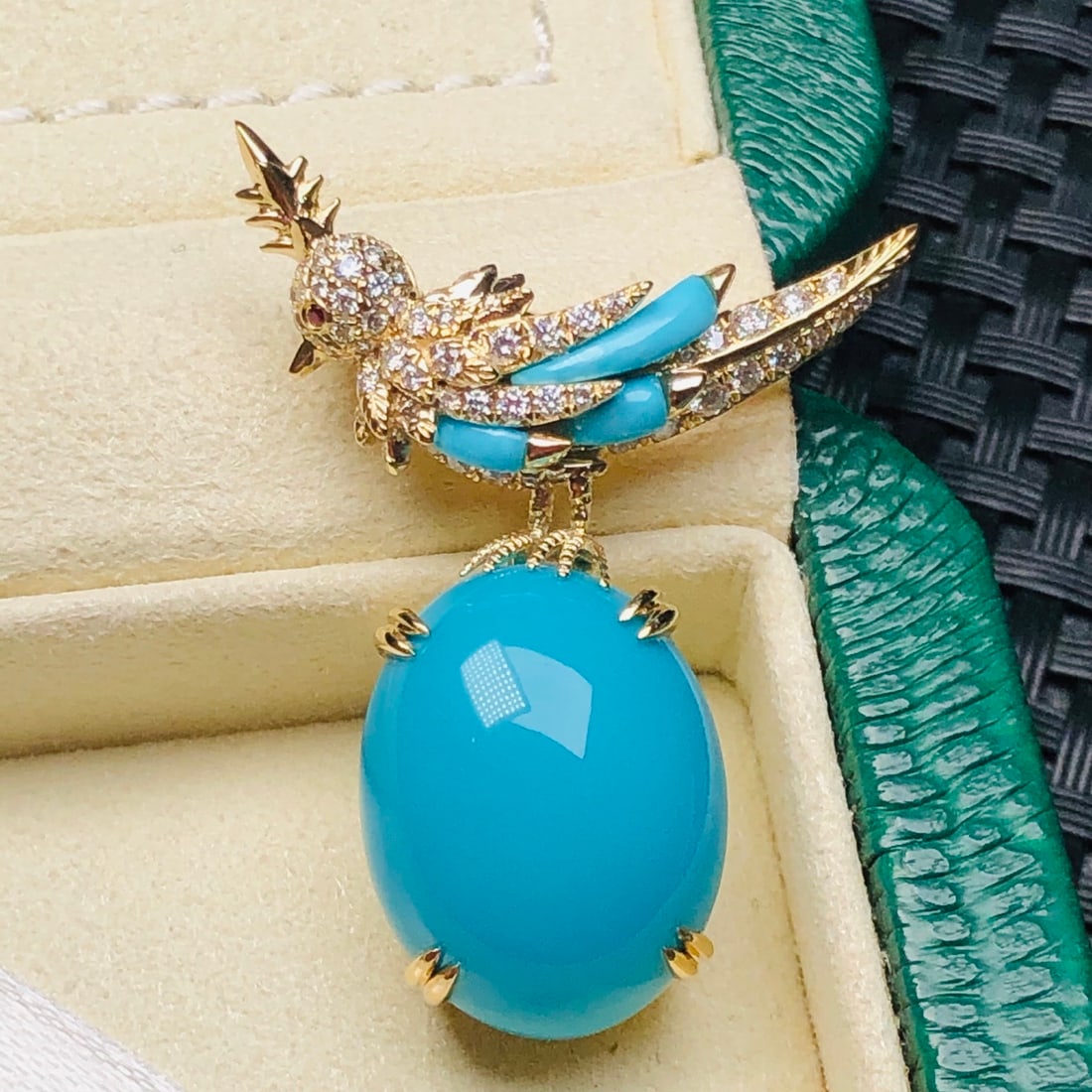 14k Gold 18.1 Ct Natural Blue Turquoise & Diamond Brooch/pendant( Without Chain ): Ref:231092311 // gold content:14k gold // main gemstone:blue turquoise // shape:oval // carat weight:18. 1ct // color:blue // treatment:natural // // adjacent gemstone 2 : diamond // shape:round //
