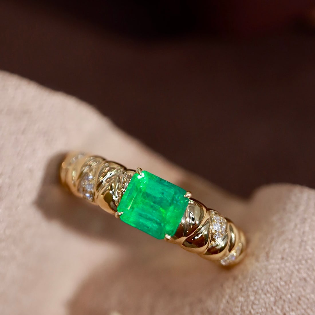 14k Gold 0.68 Ctw Vivid Green Natural Emerald & Diamond Ring: Ref:231092312 // gold content:14k gold // ring size:7. 25us // // main gemstone:emerald // shape:octagonal // carat weight:0. 6ct // color:vivid green // treatment:natural // // adjacent gemstone 2 :