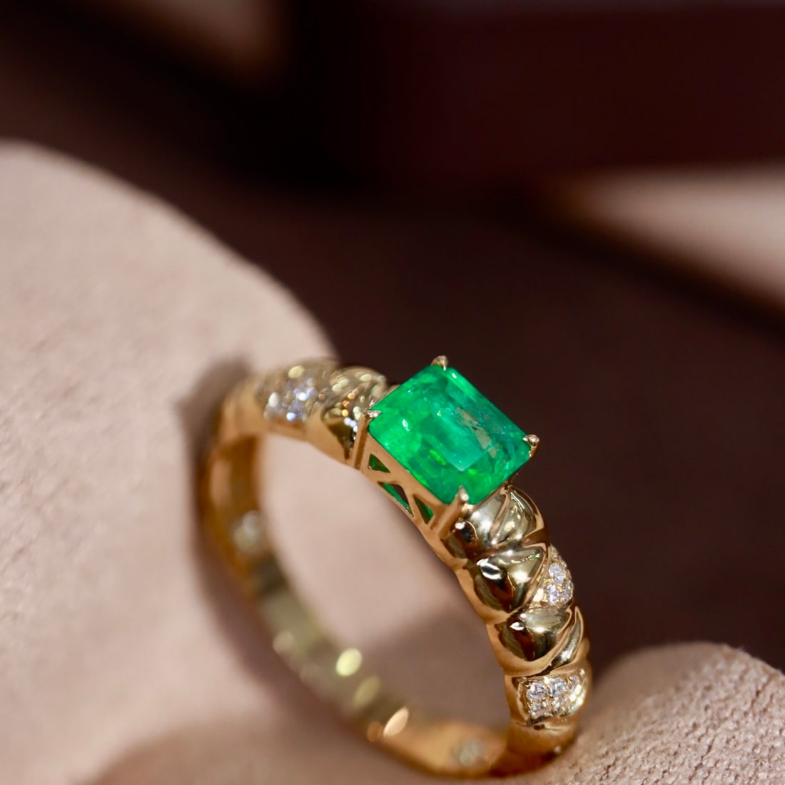 14k Gold 0.68 Ctw Vivid Green Natural Emerald & Diamond Ring - 2